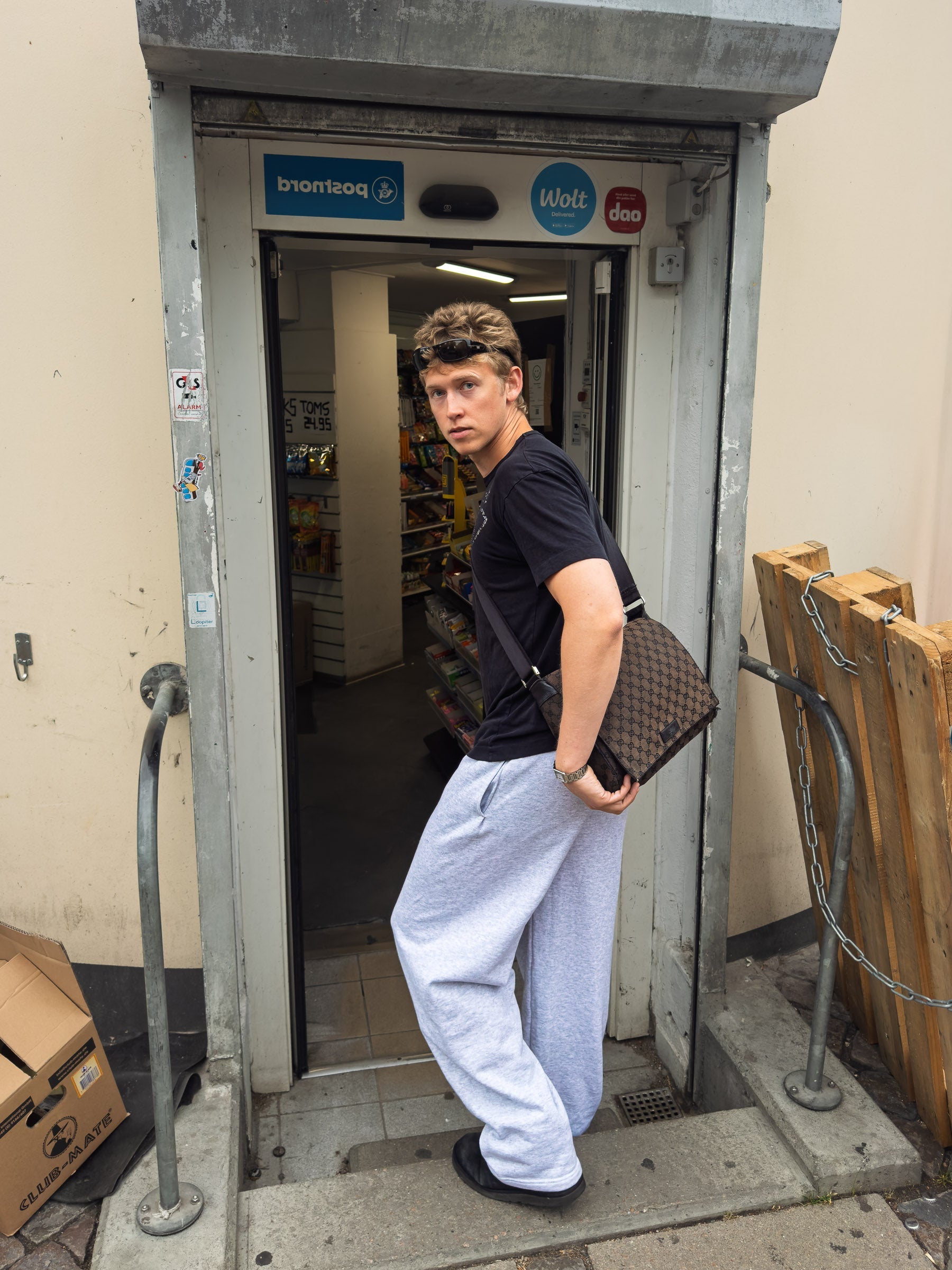 Peter är 188 cm lång och bär storlek XL. | utan grå