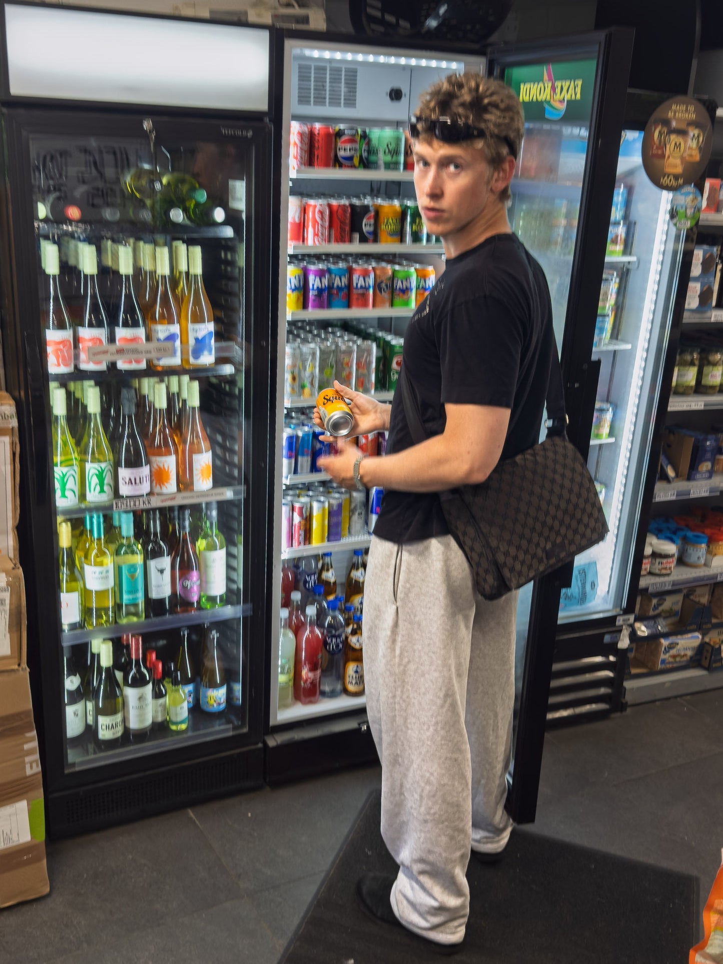 Peter är 188 cm lång och bär storlek XL. | utan grå