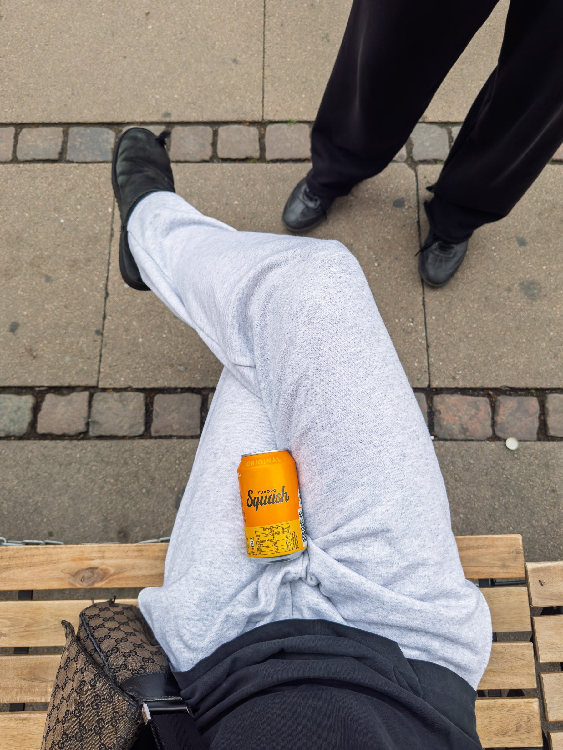 Peter är 188 cm lång och bär storlek XL. | utan grå