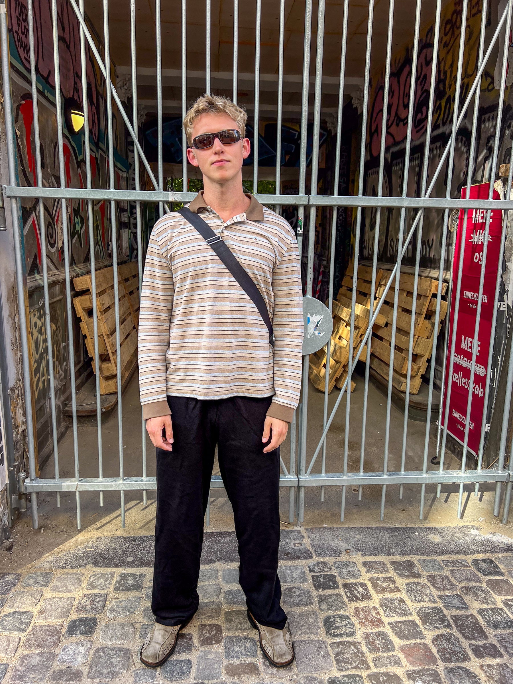 Peter 188 cm och bär storlek XL. | utan svart