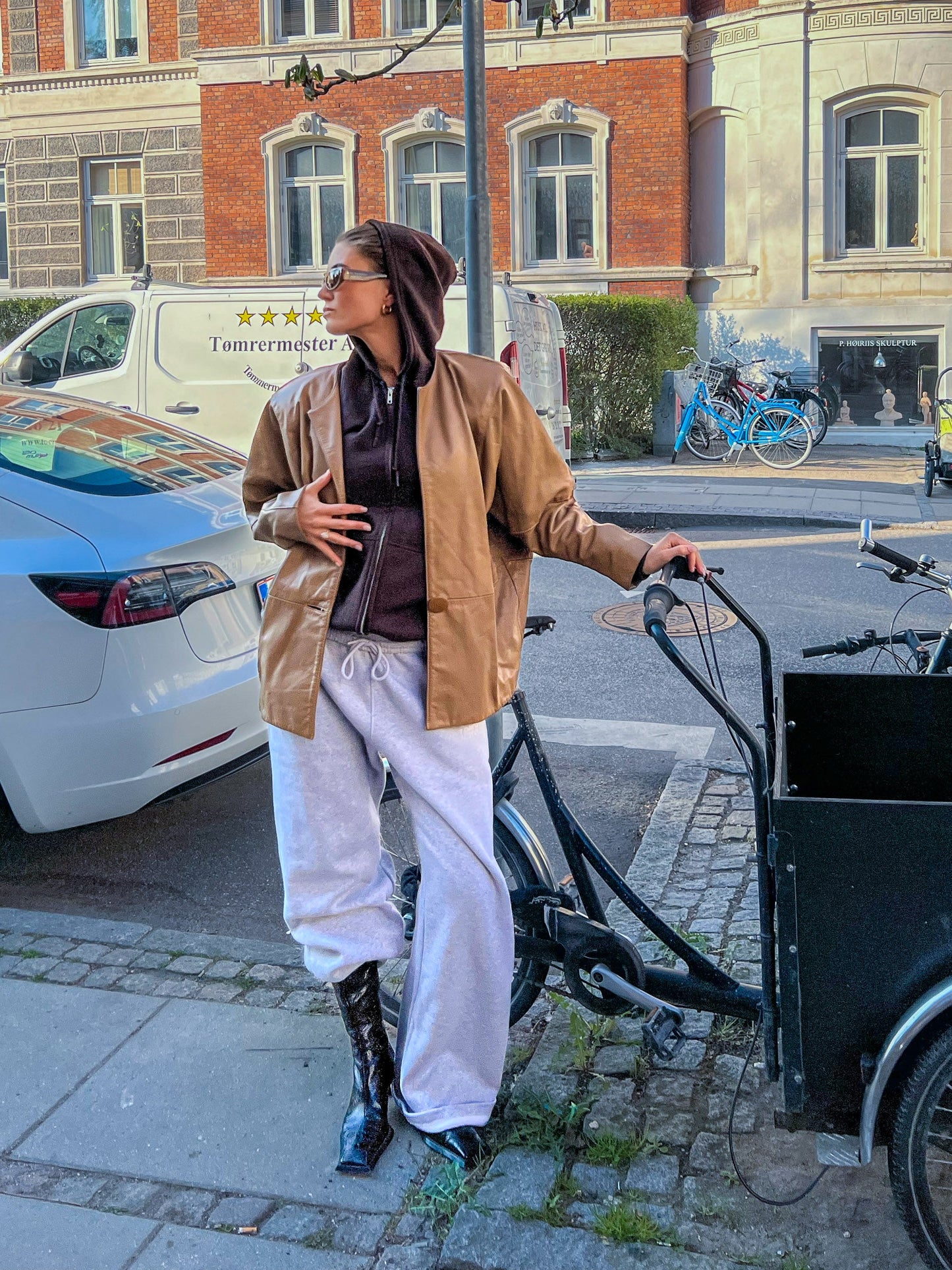 Marie är 178 cm lång och bär storlek M. | utan grå