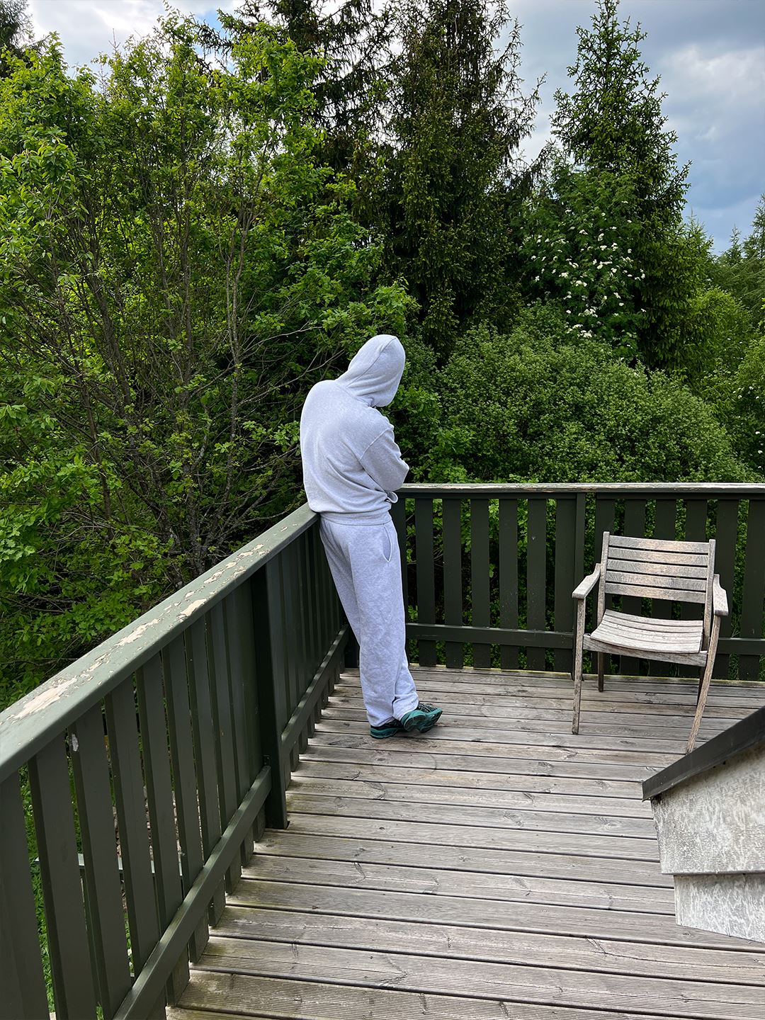 Sebastian är 185 cm lång och bär storlek L.