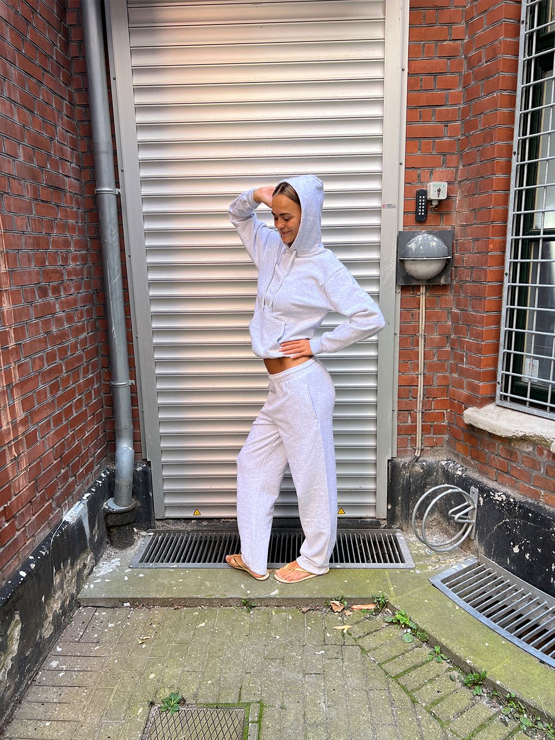 Lea är 178 cm lång och bär storlek M.