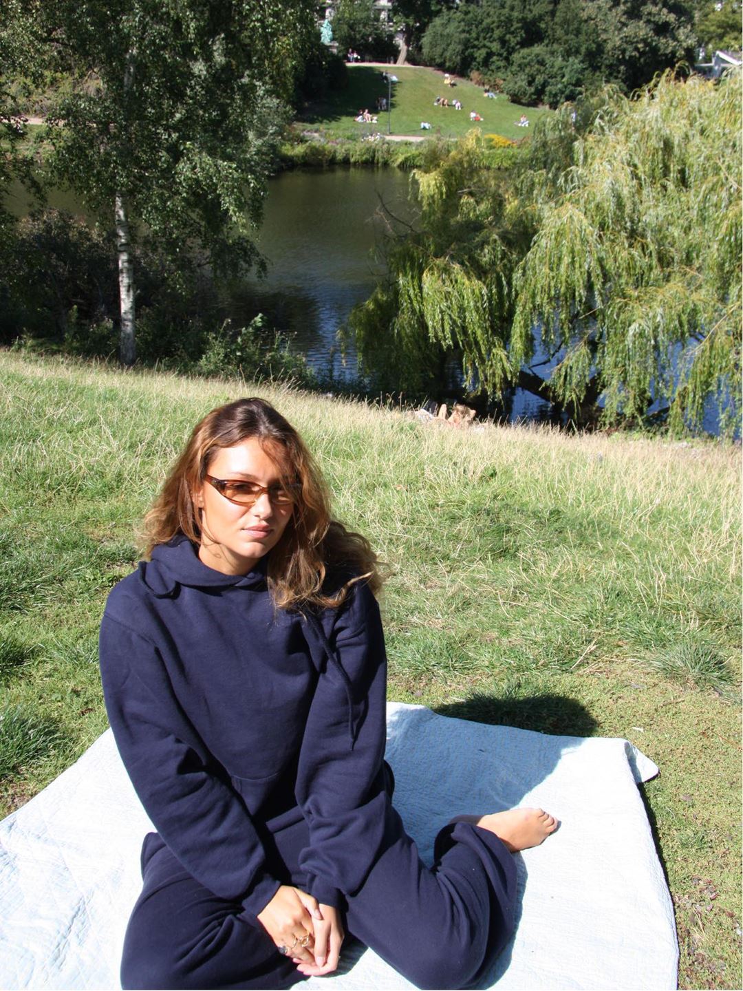 Anna är 174 cm lång och bär storlek M.