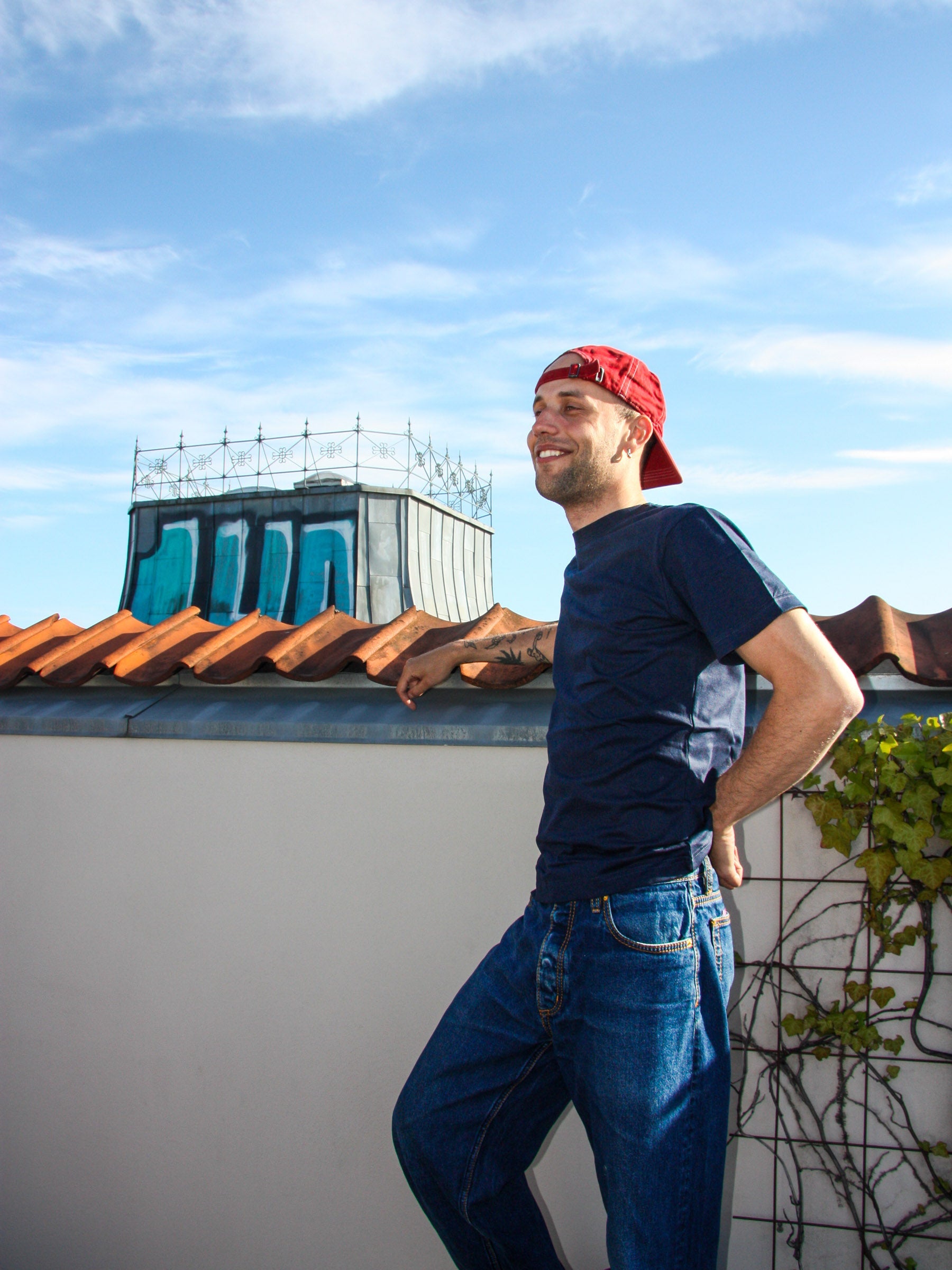 Tor är 184 cm lång och bär storlek L. | mörkblå 