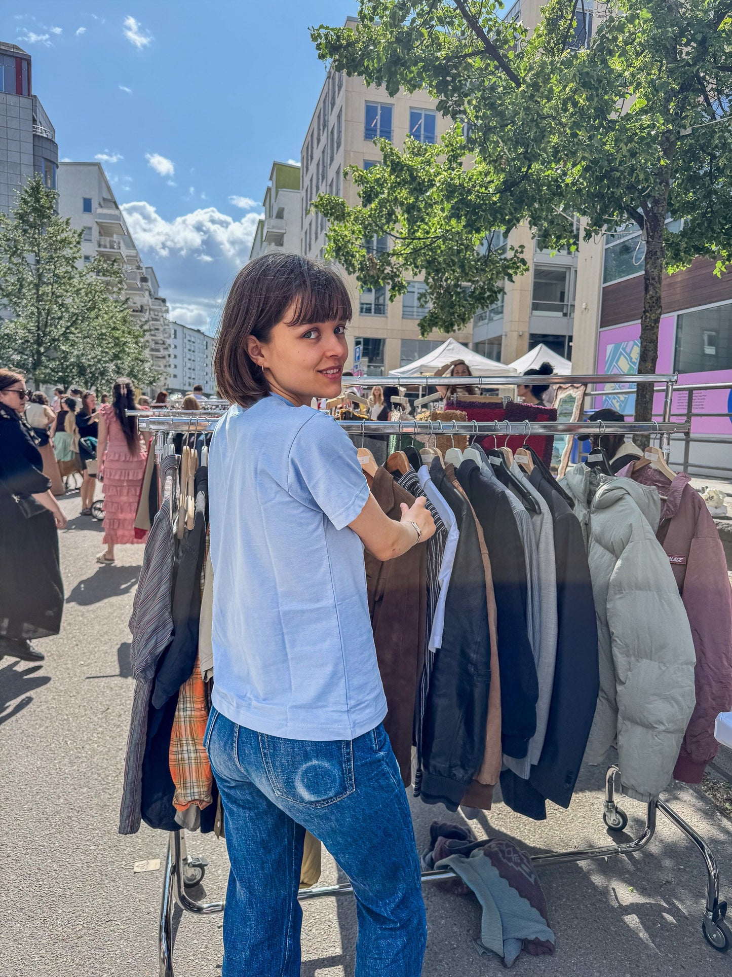 Karin är 165 cm lång och bär storlek S. | ljusblå