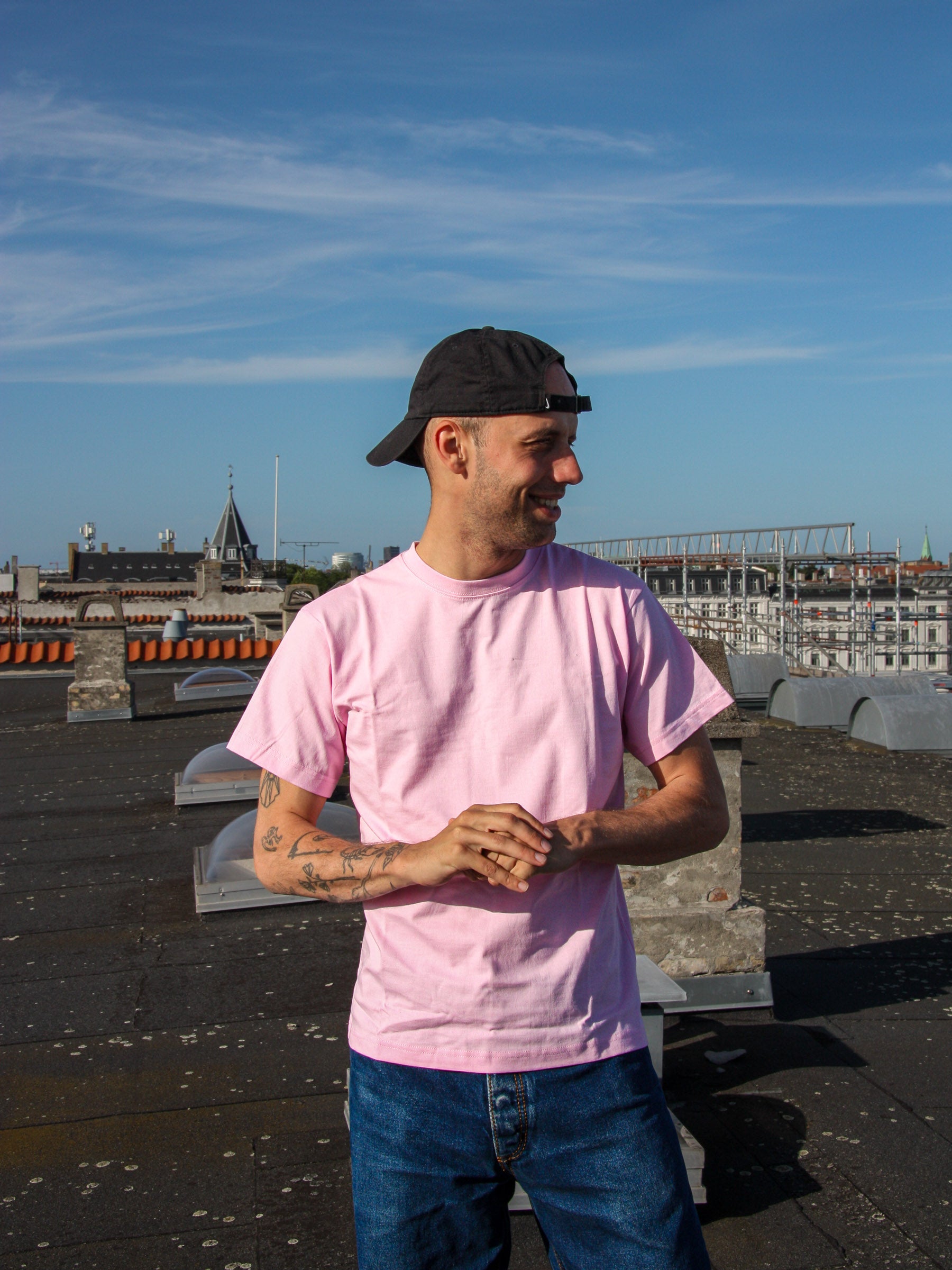 Tor är 184 cm lång och bär storlek L. | rosa