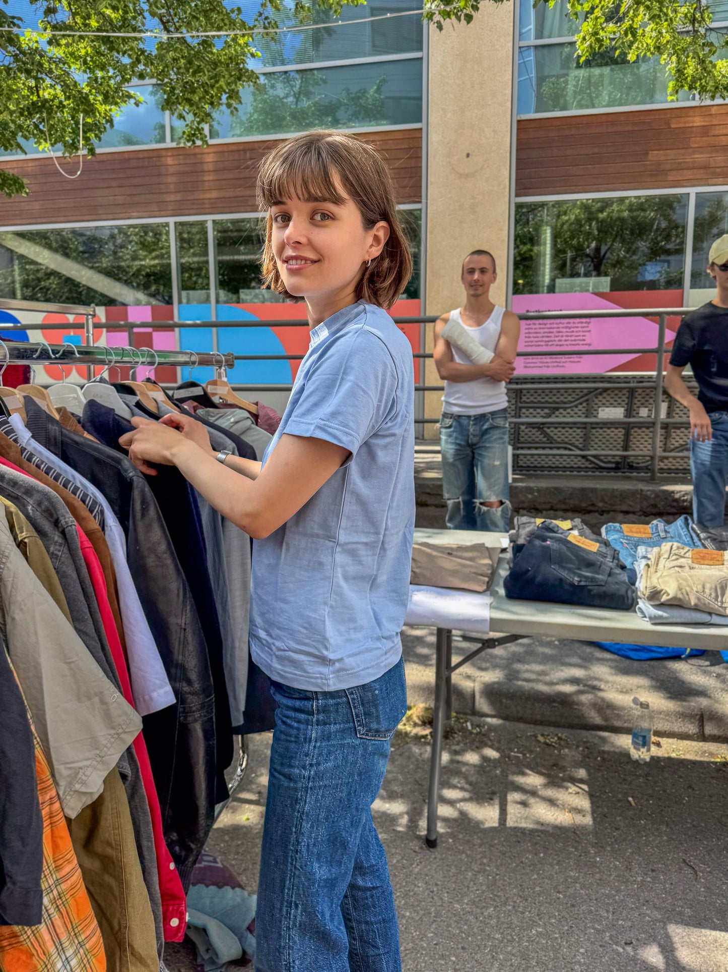 Karin är 165 cm lång och bär storlek S. | ljusblå