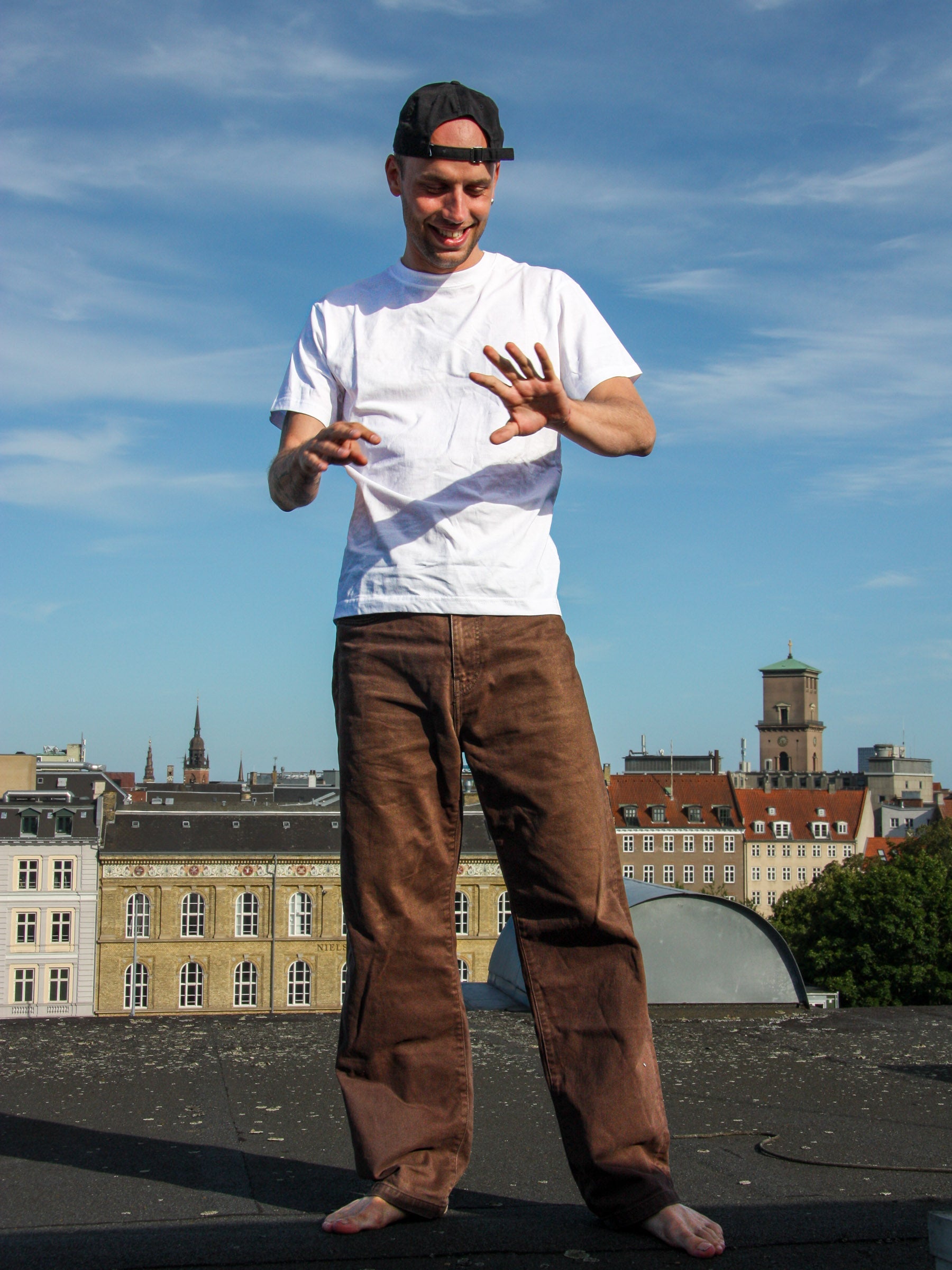 Tor är 184 cm lång och bär storlek L. | vit