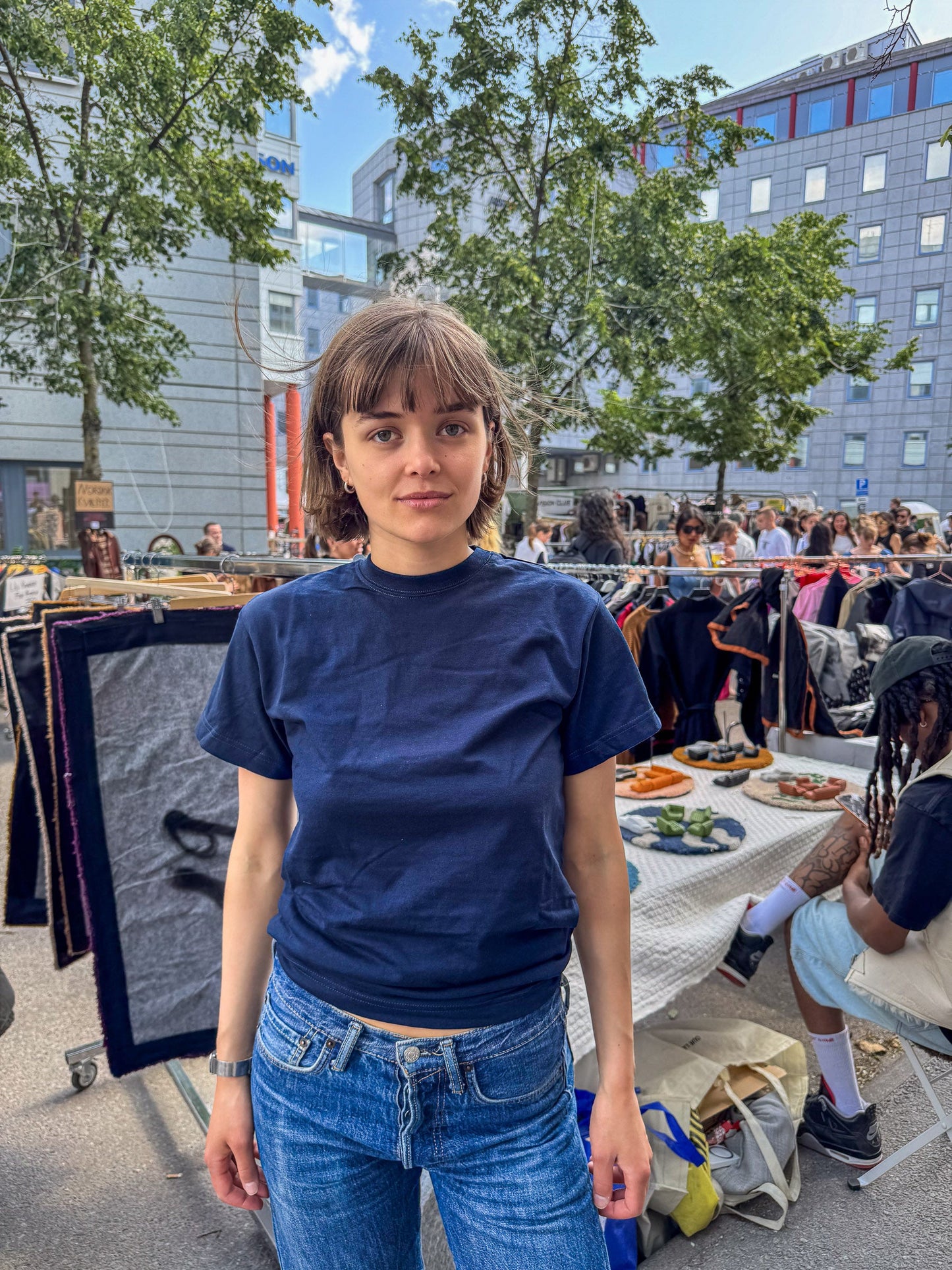 Karin är 165 cm lång och bär storlek S. | mörkblå