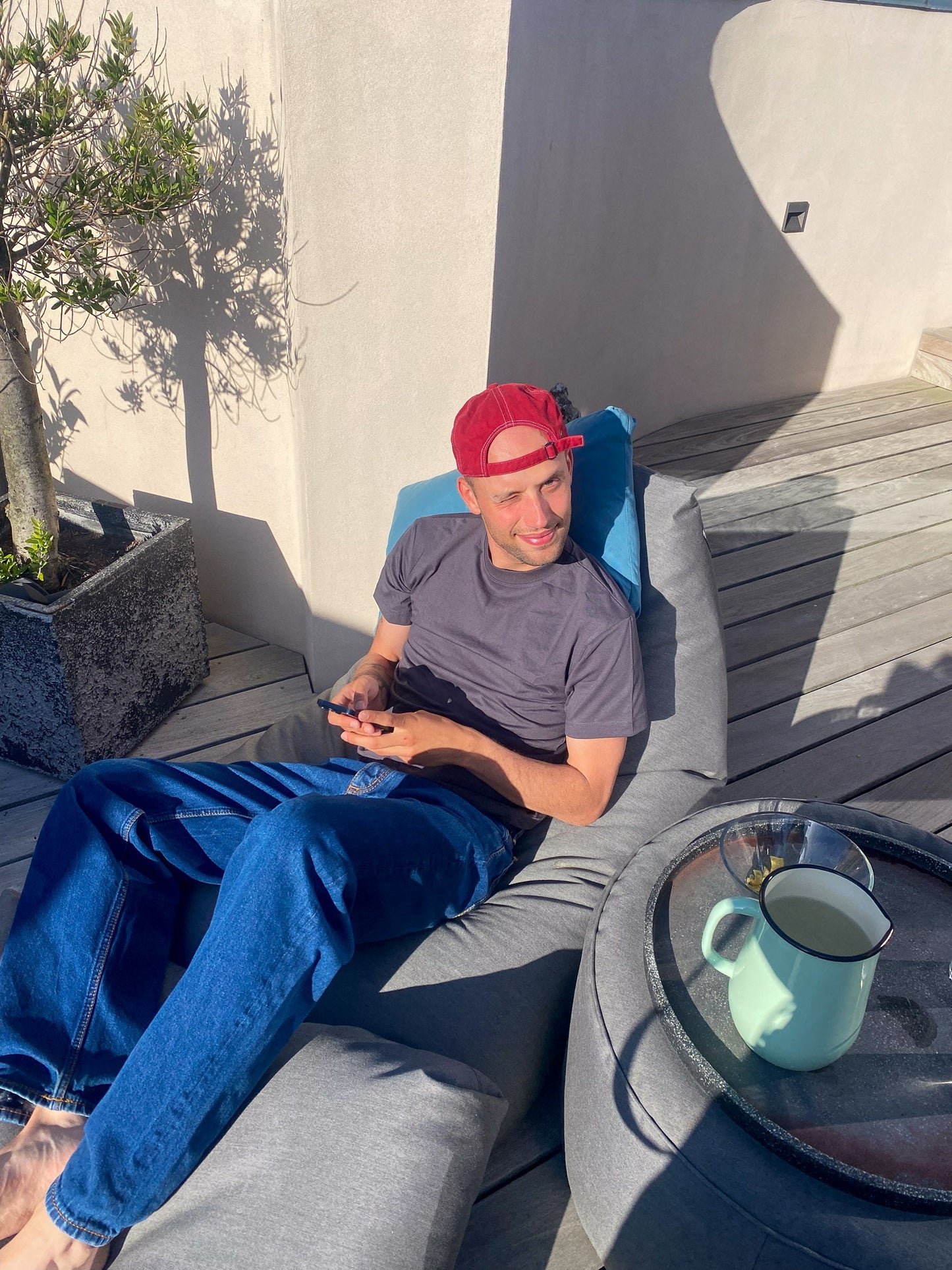 Tor är 184 cm lång och bär storlek L. | mörkgrå