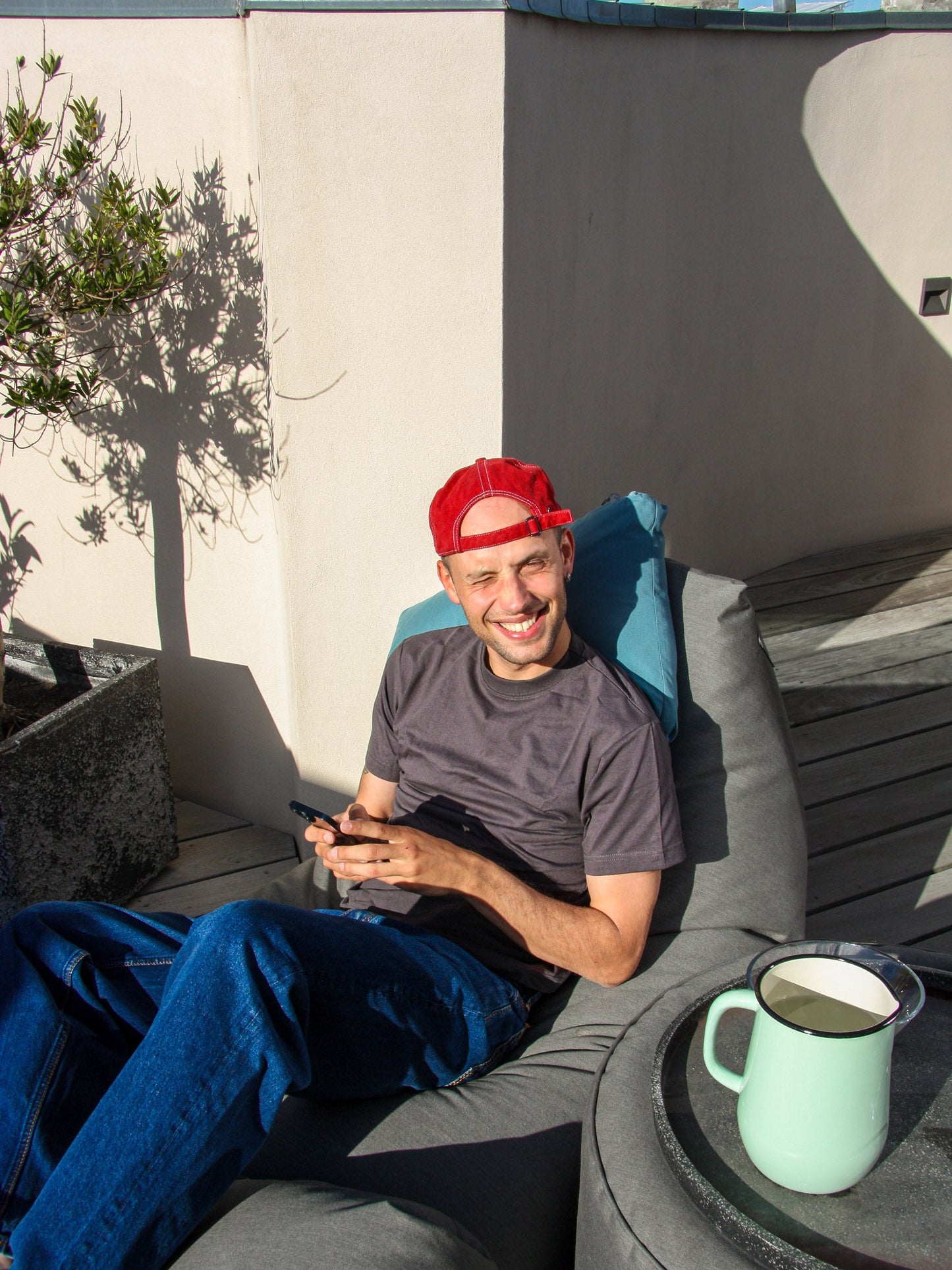 Tor är 184 cm lång och bär storlek L. | mörkgrå