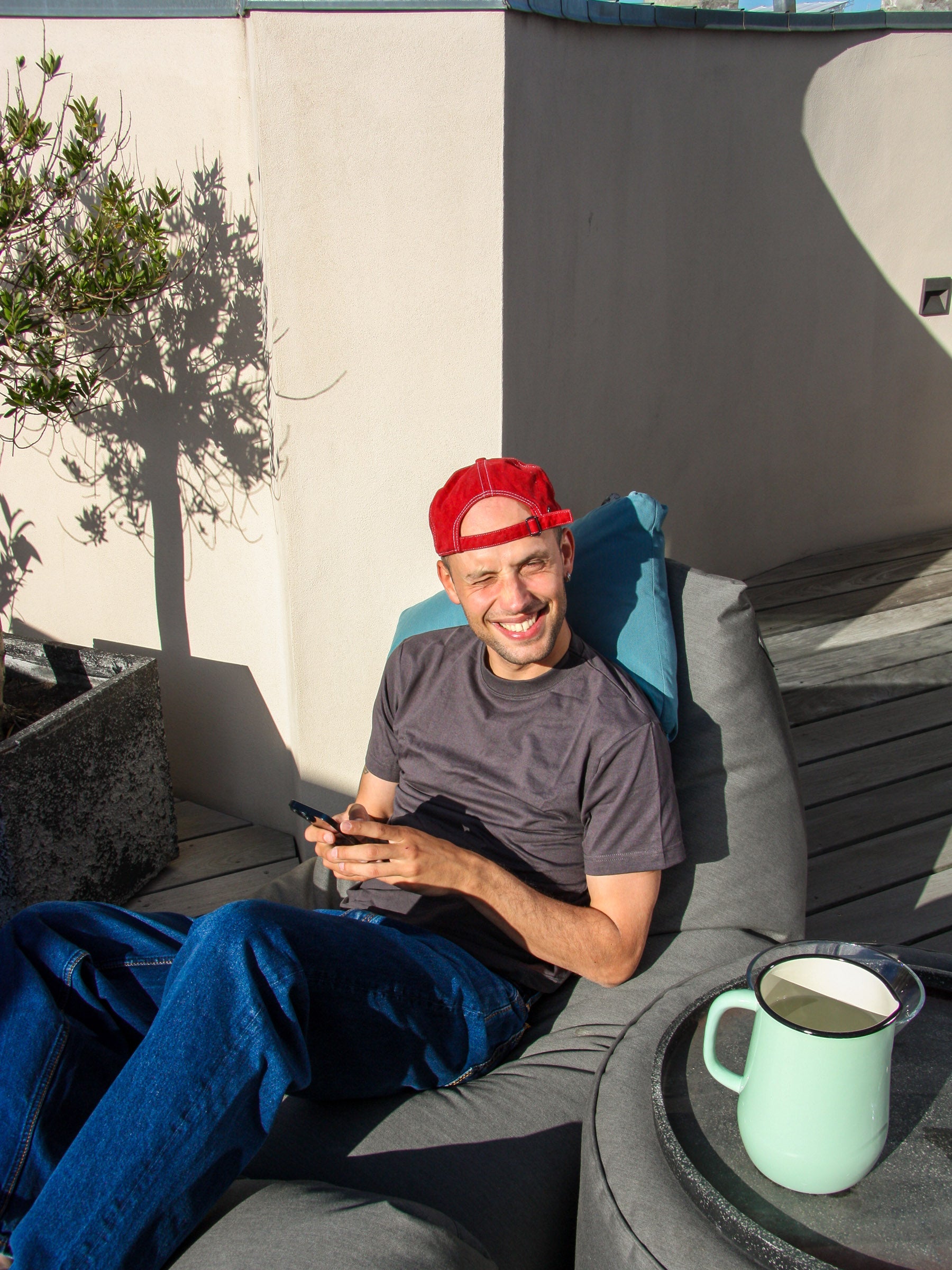 Tor är 184 cm lång och bär storlek L. | mörkgrå