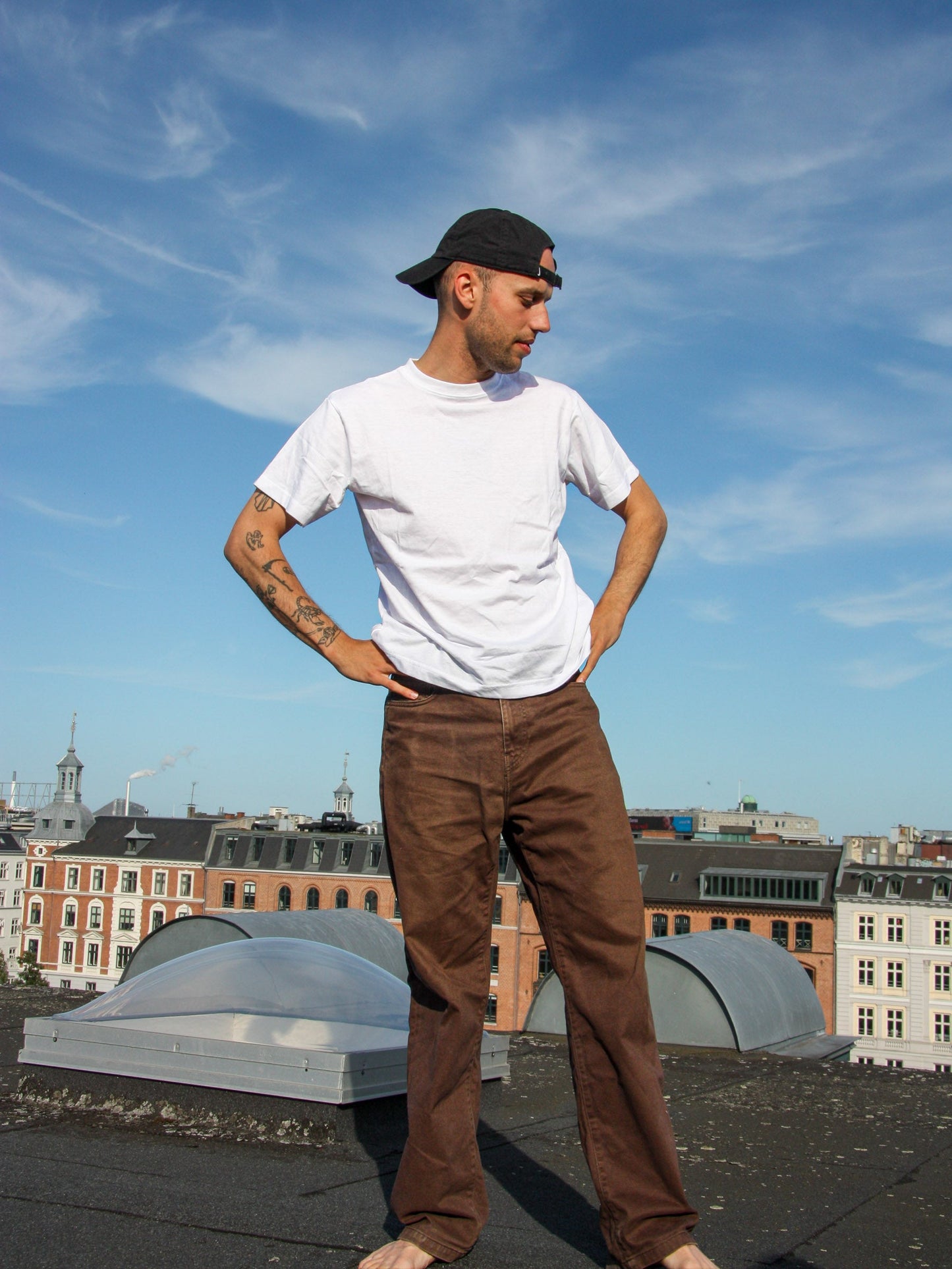 Tor är 184 cm lång och bär storlek L. | vit