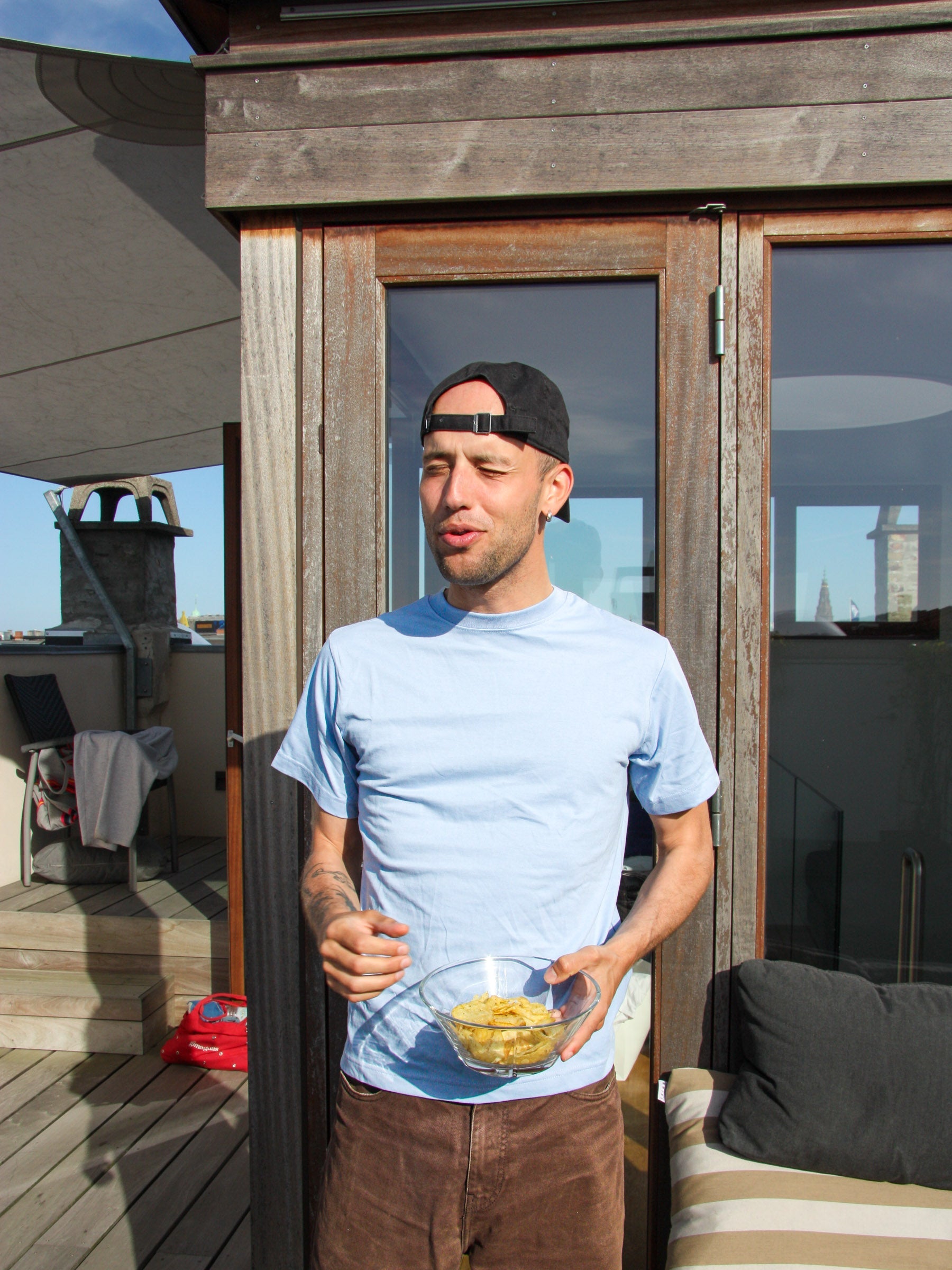 Tor är 184 cm lång och bär storlek L. | ljusblå