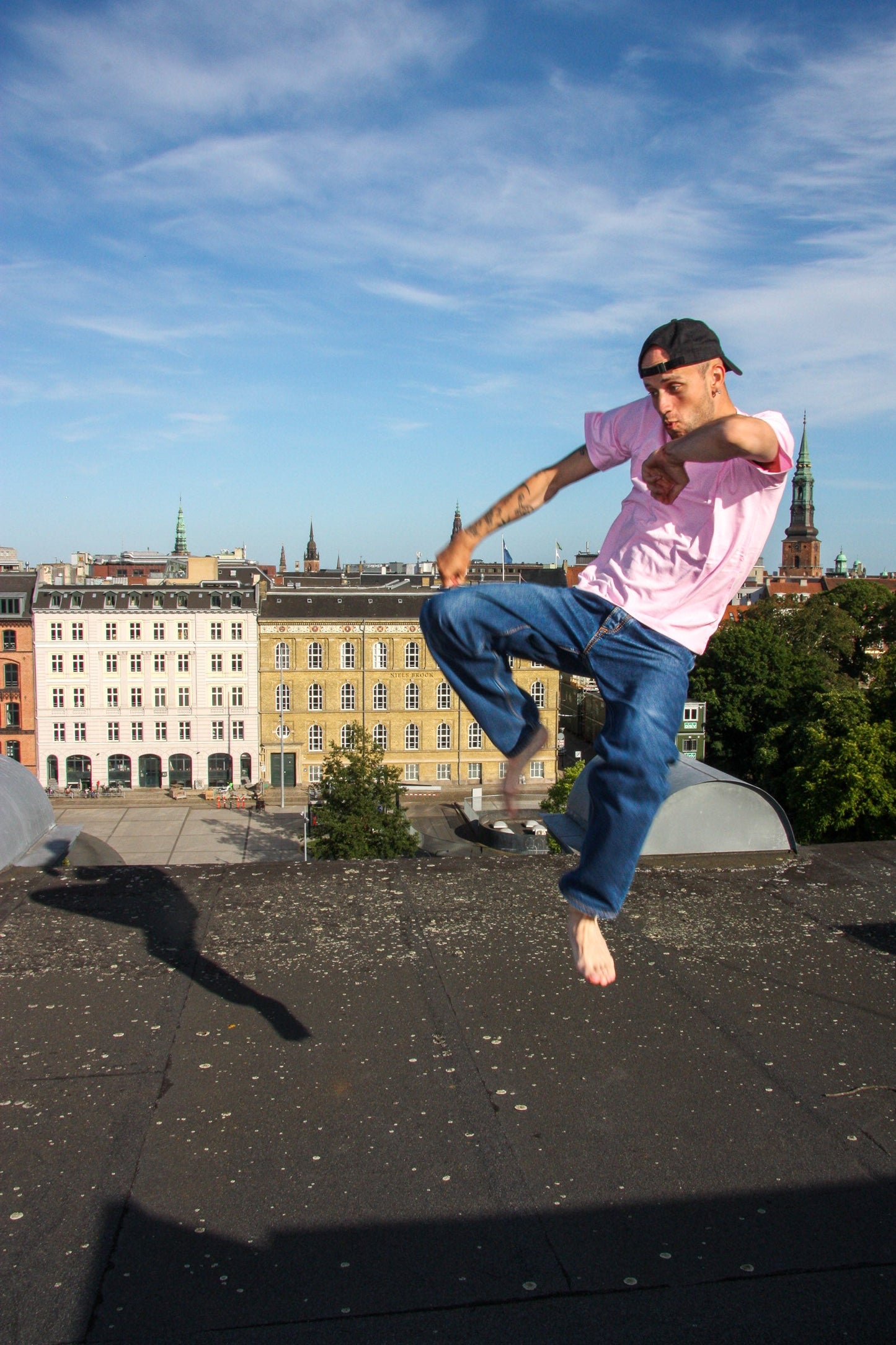 Tor är 184 cm lång och bär storlek L. | rosa