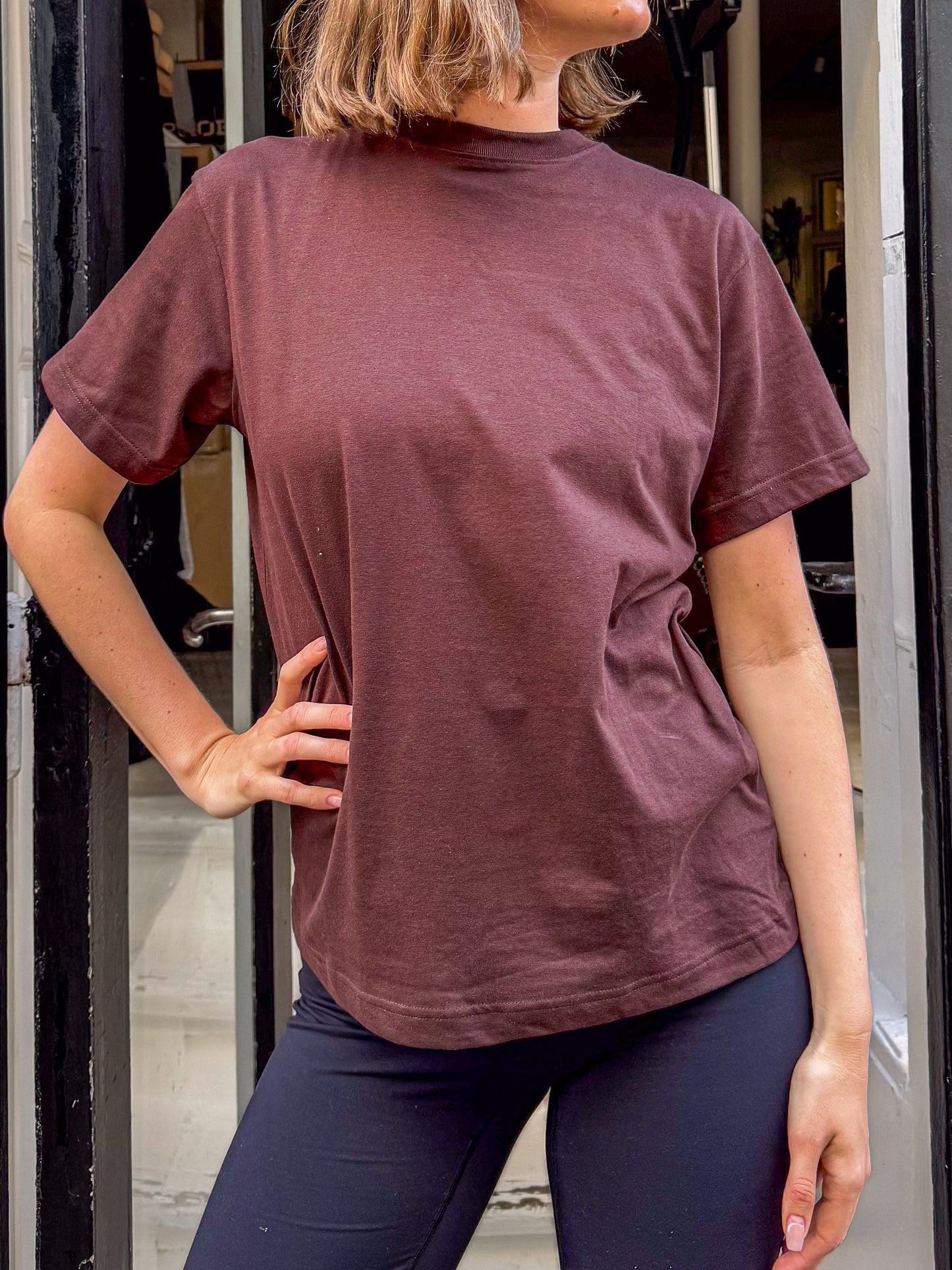 Rose är 175 cm lång och bär storlek M. | mörkbrun