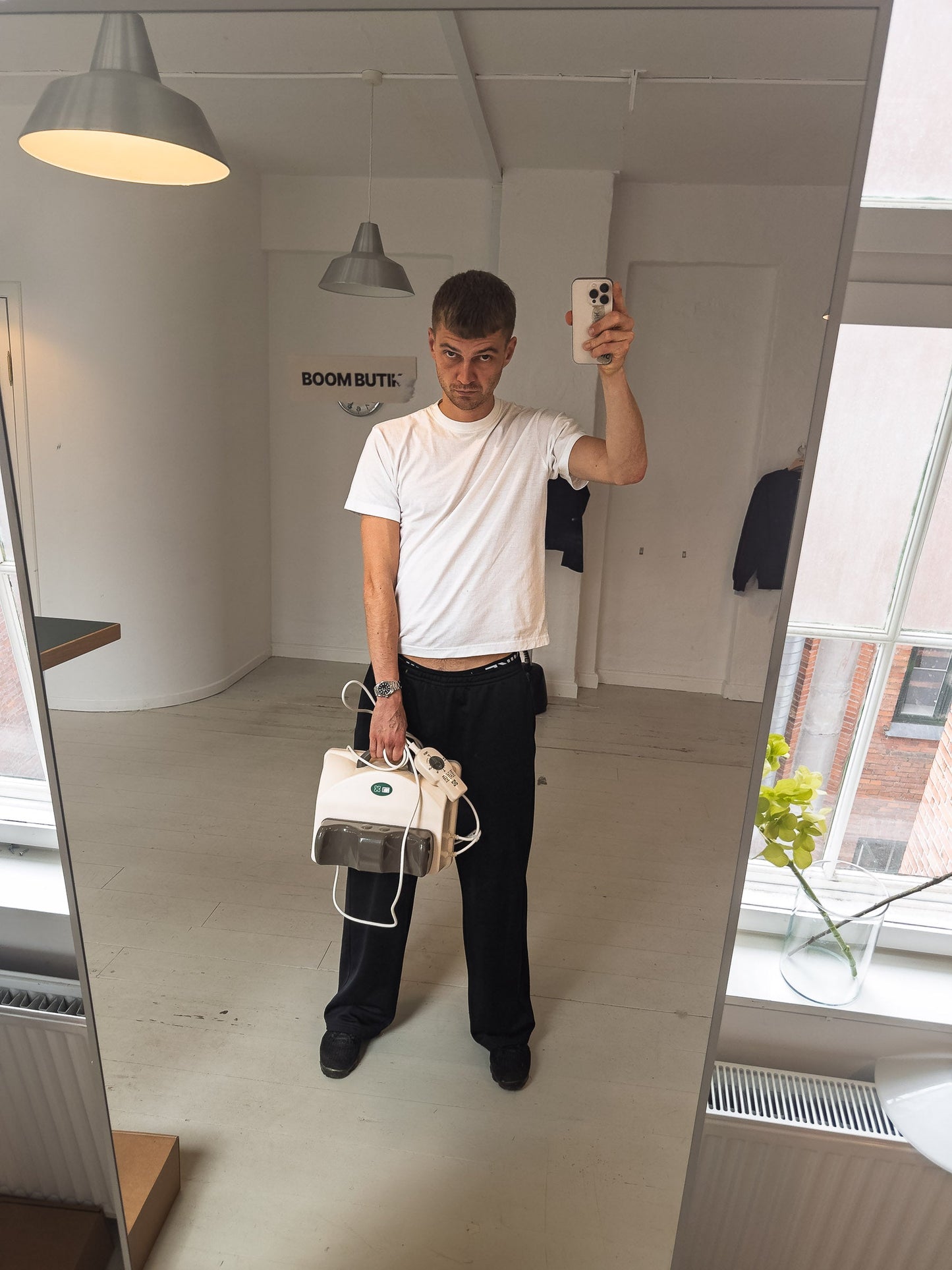 Viggo är 195 cm lång och bär storlek L. | vit