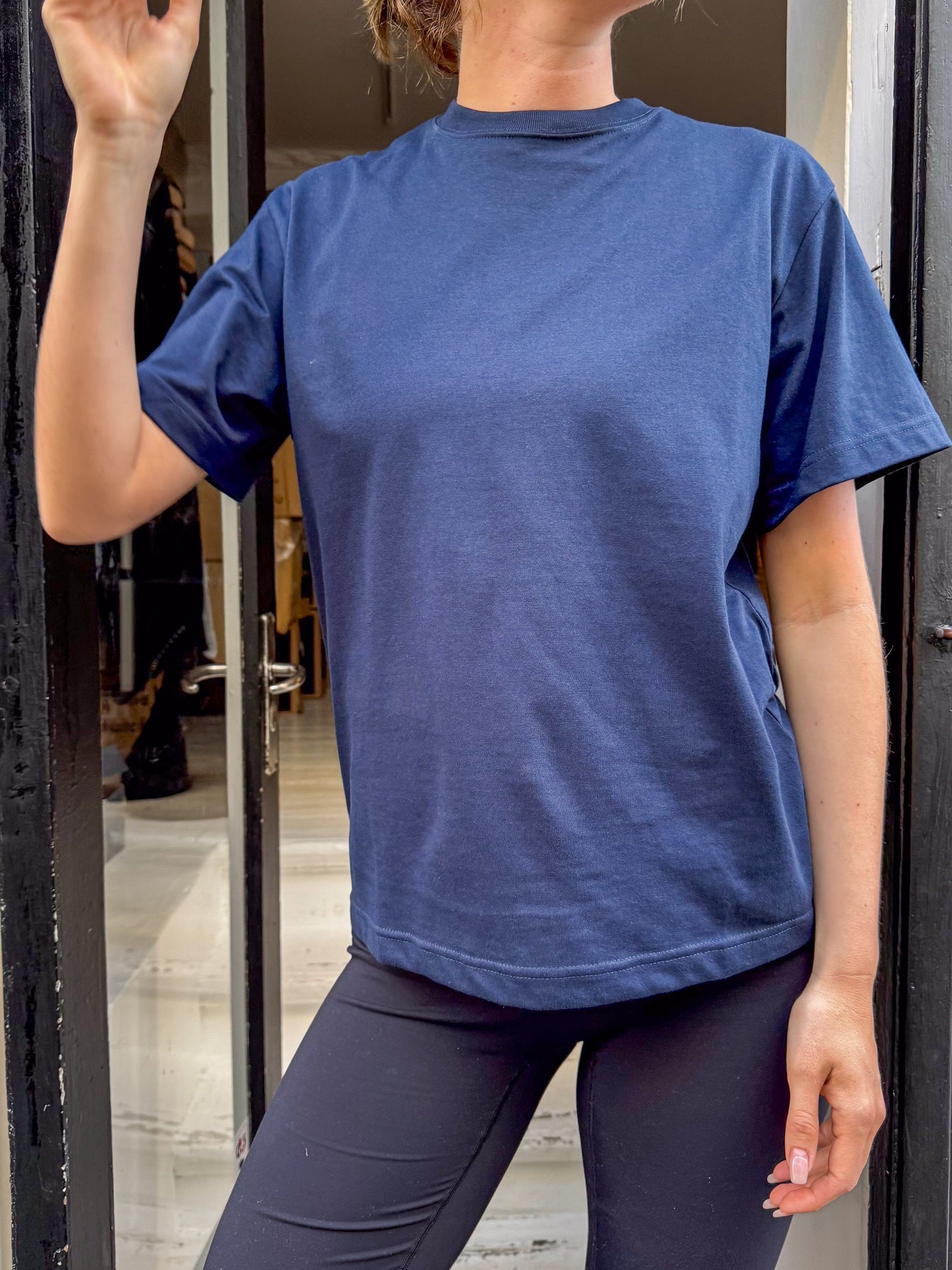 Rose är 175 cm lång och bär storlek M. | mörkblå