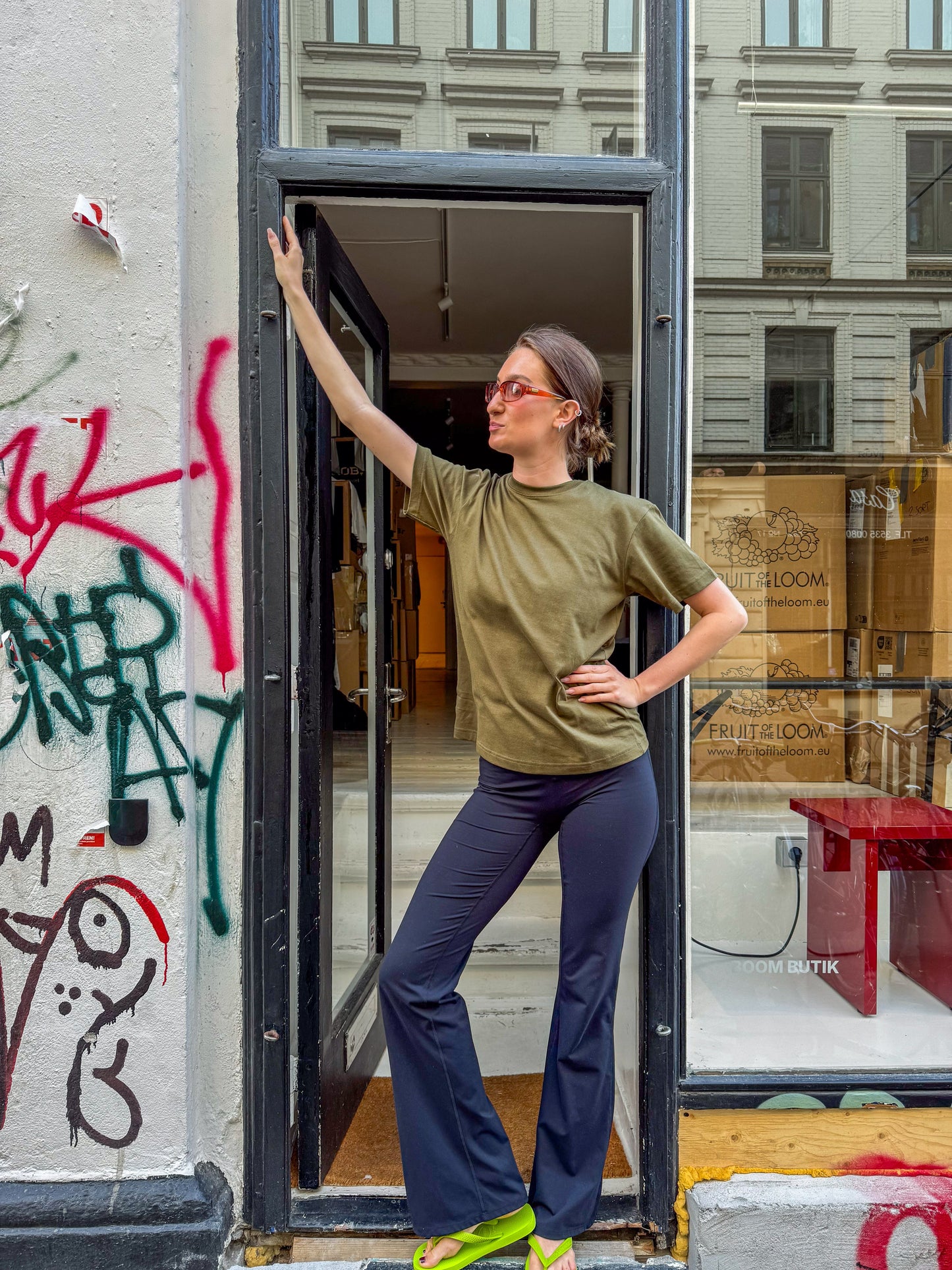 Rose är 175 cm lång och bär storlek M. | olivgrön