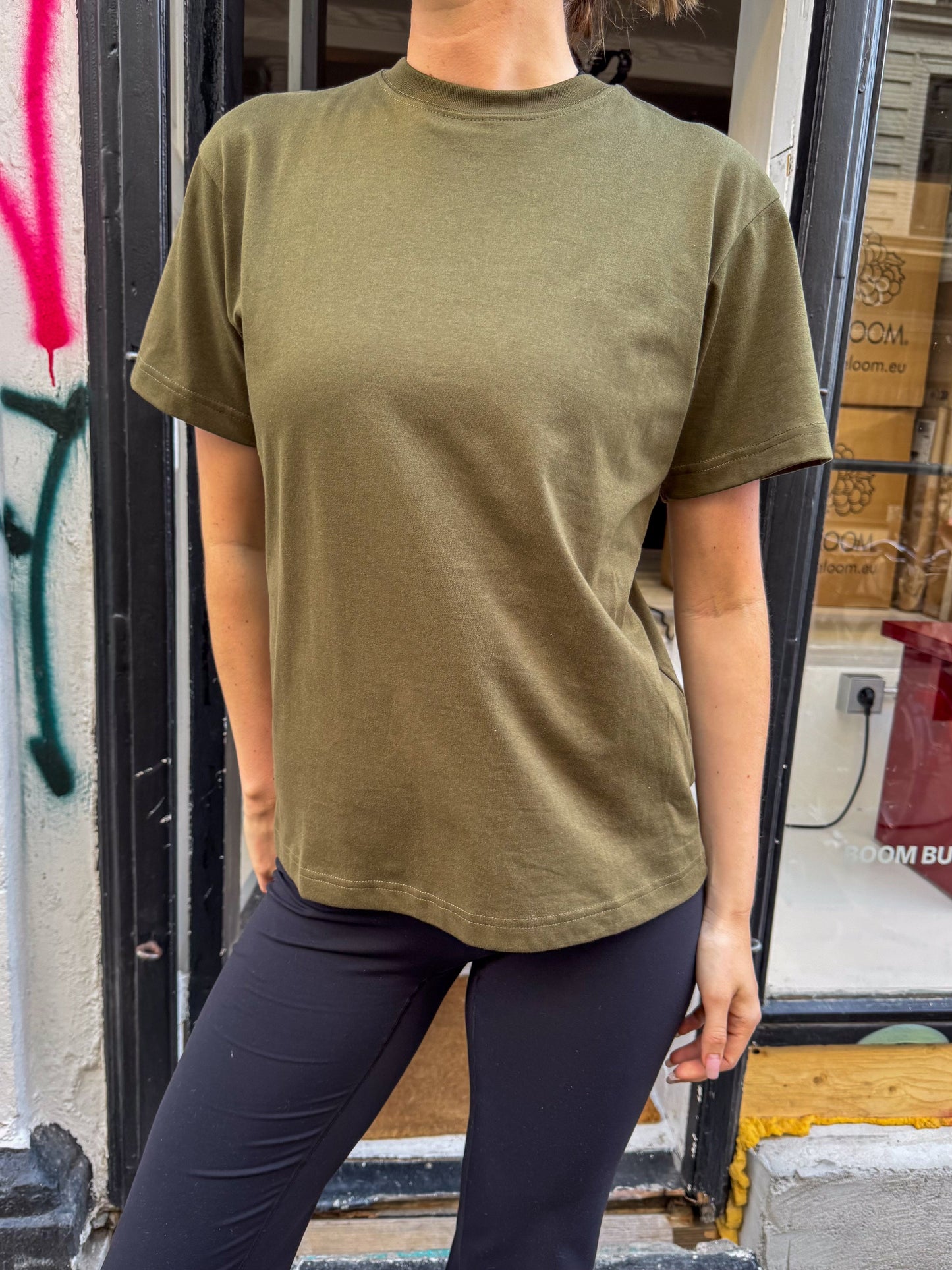 Rose är 175 cm lång och bär storlek M. | olivgrön