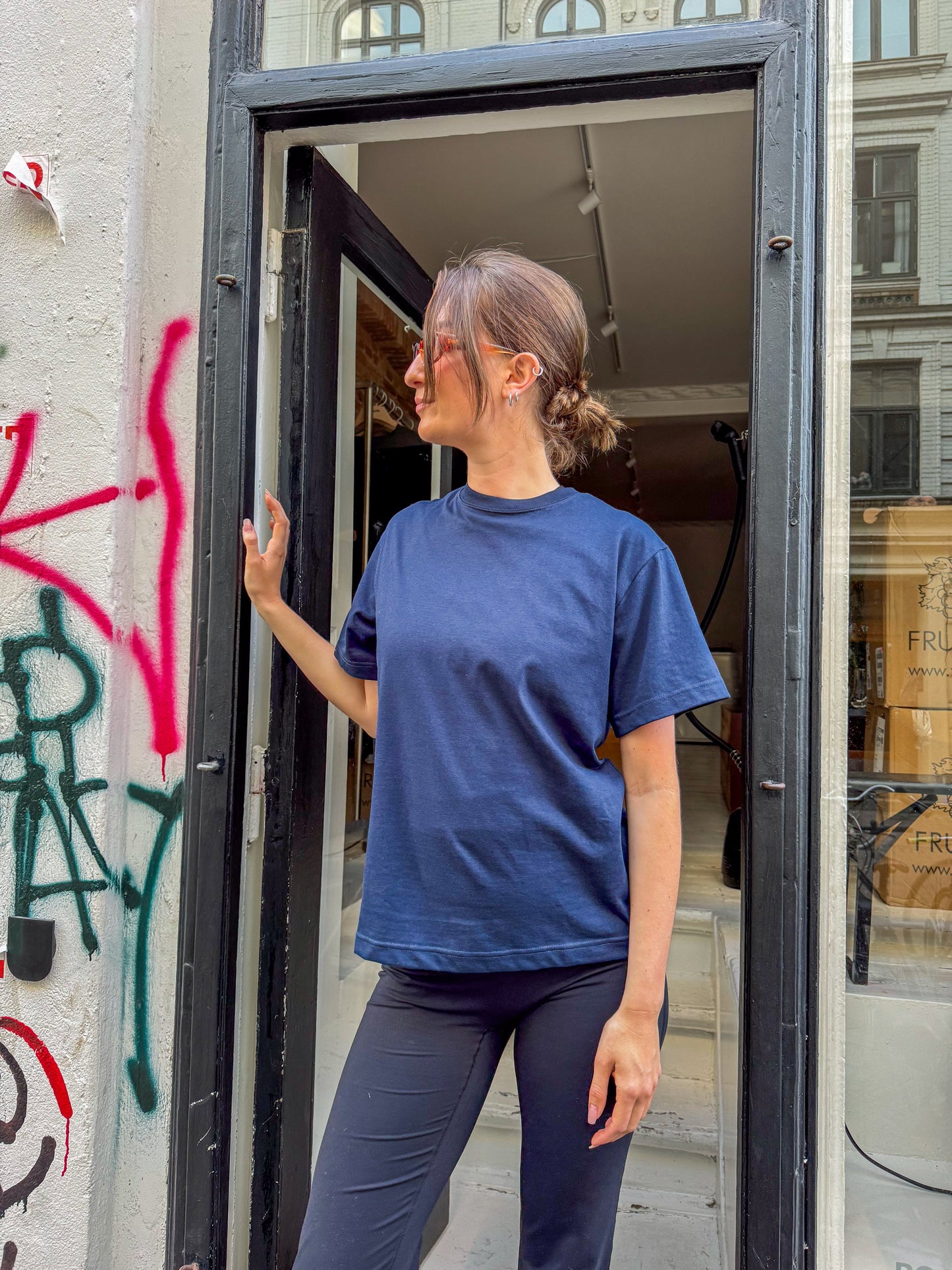 Rose är 175 cm lång och bär storlek M. | mörkblå