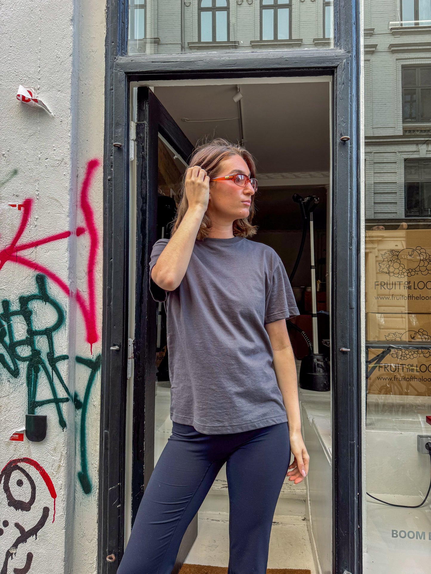 Rose är 175 cm lång och bär storlek M. | mörkgrå