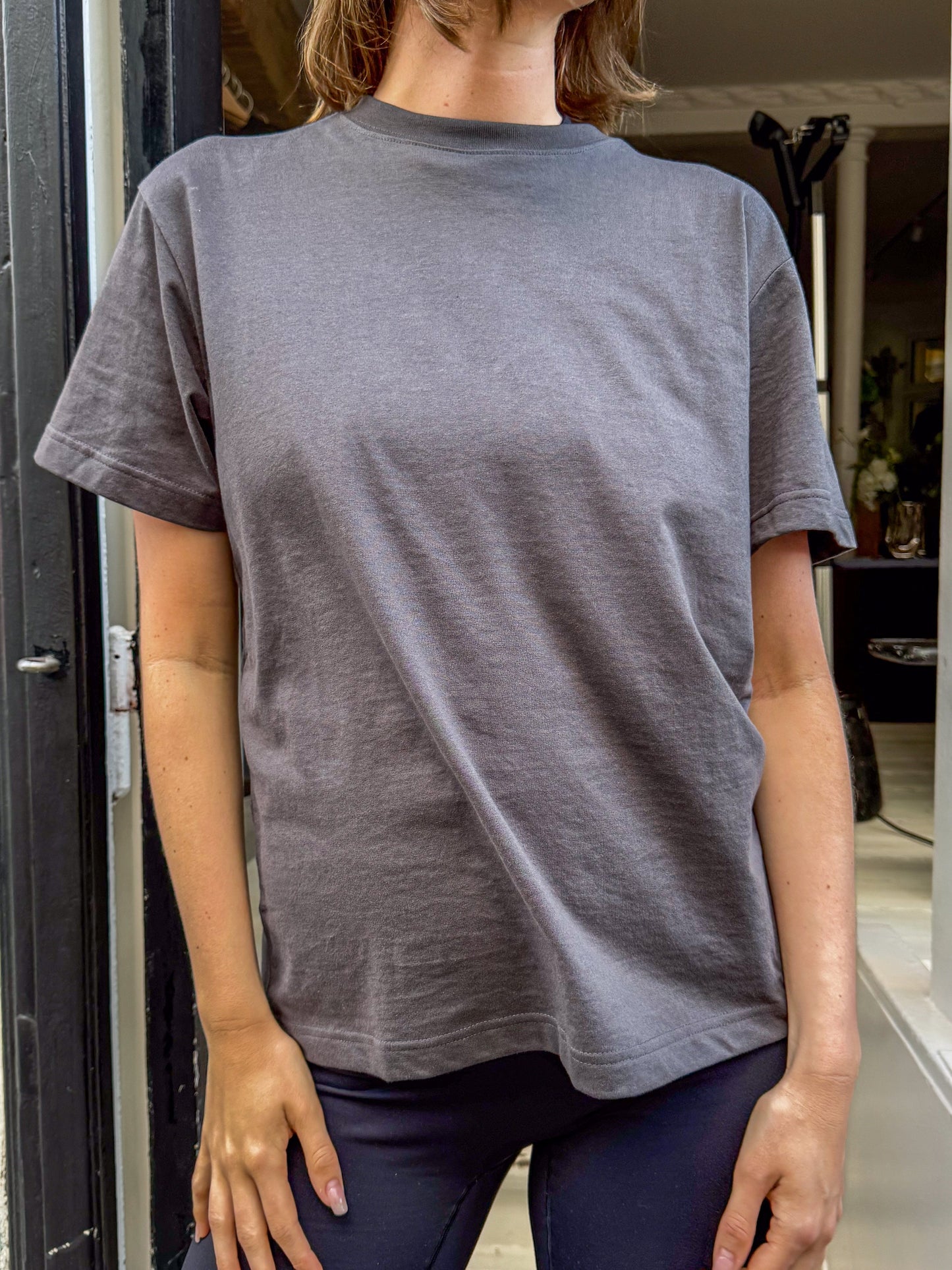 Rose är 175 cm lång och bär storlek M. | mörkgrå