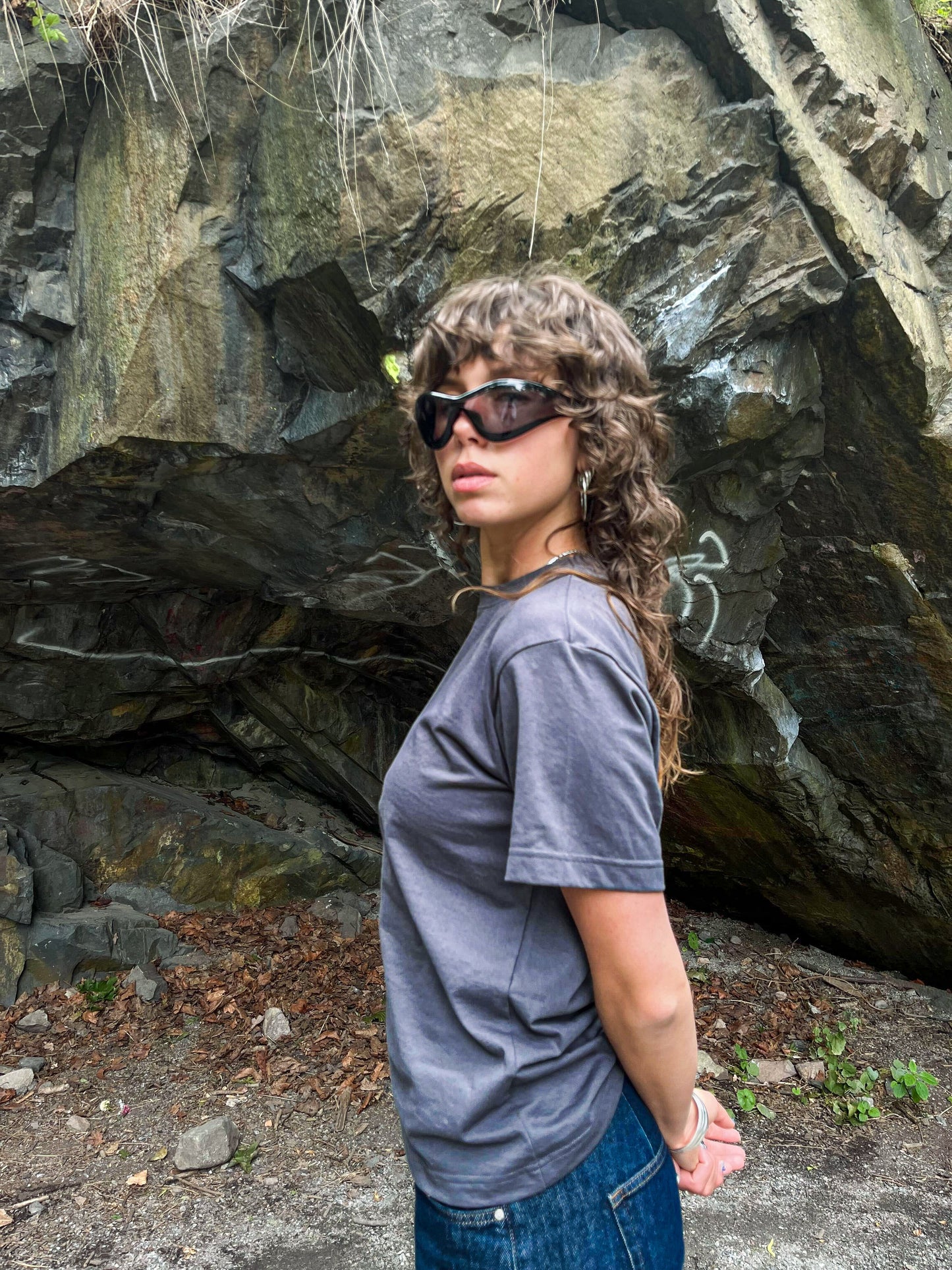 Alina är 175 cm lång och bär storlek S. | mörkgrå