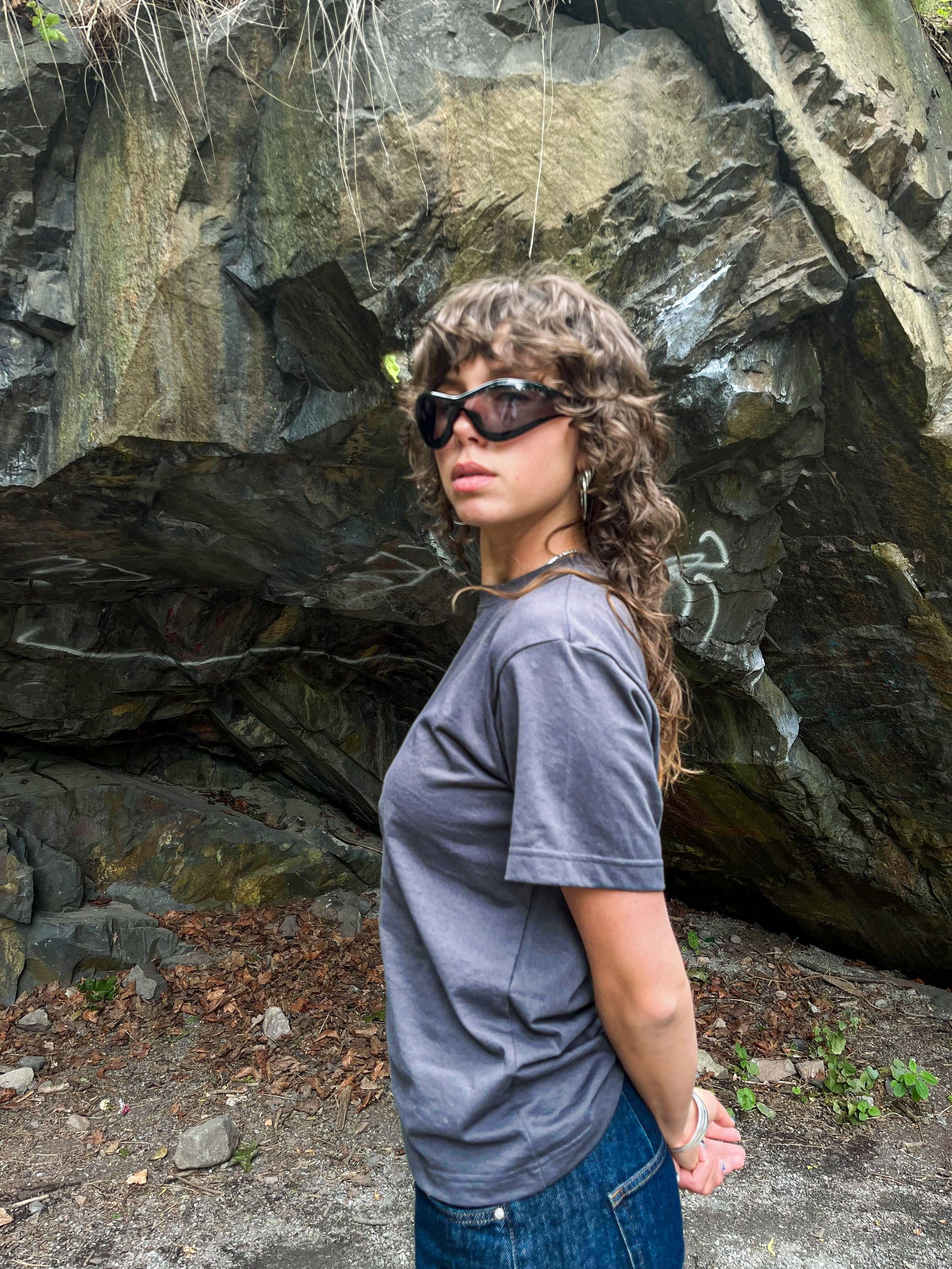 Alina är 175 cm lång och bär storlek S. | mörkgrå