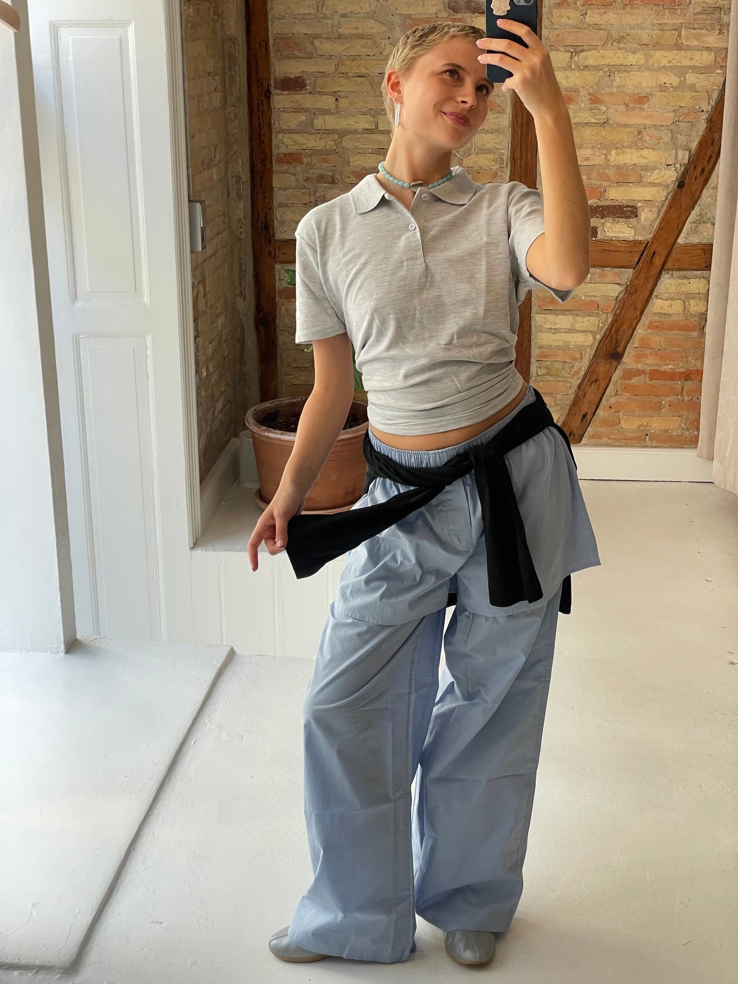 Karoline är 165 cm lång och bär storlek S. | ljusblå