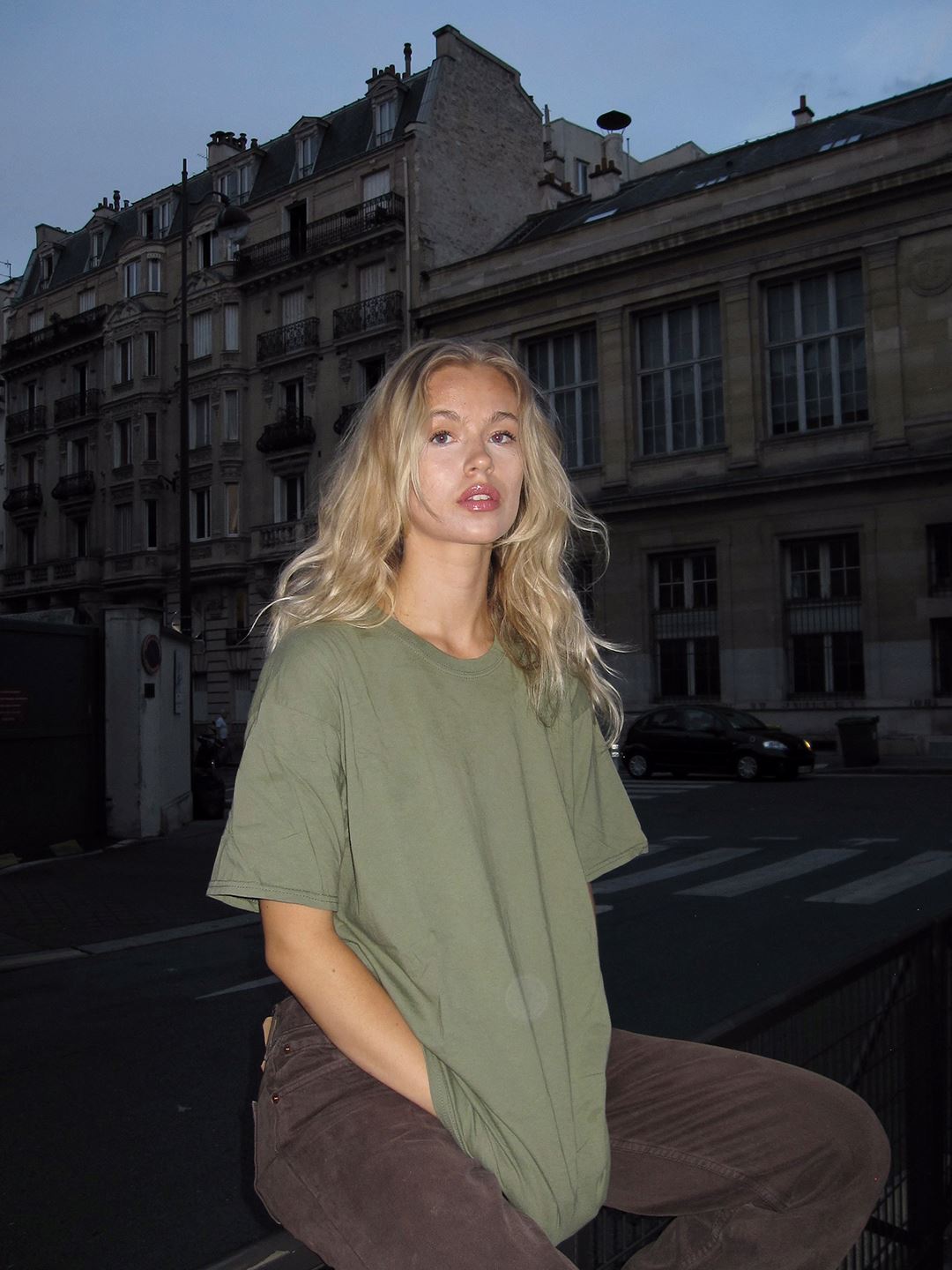 Line är 174 cm lång och bär storlek M. | olivgrön