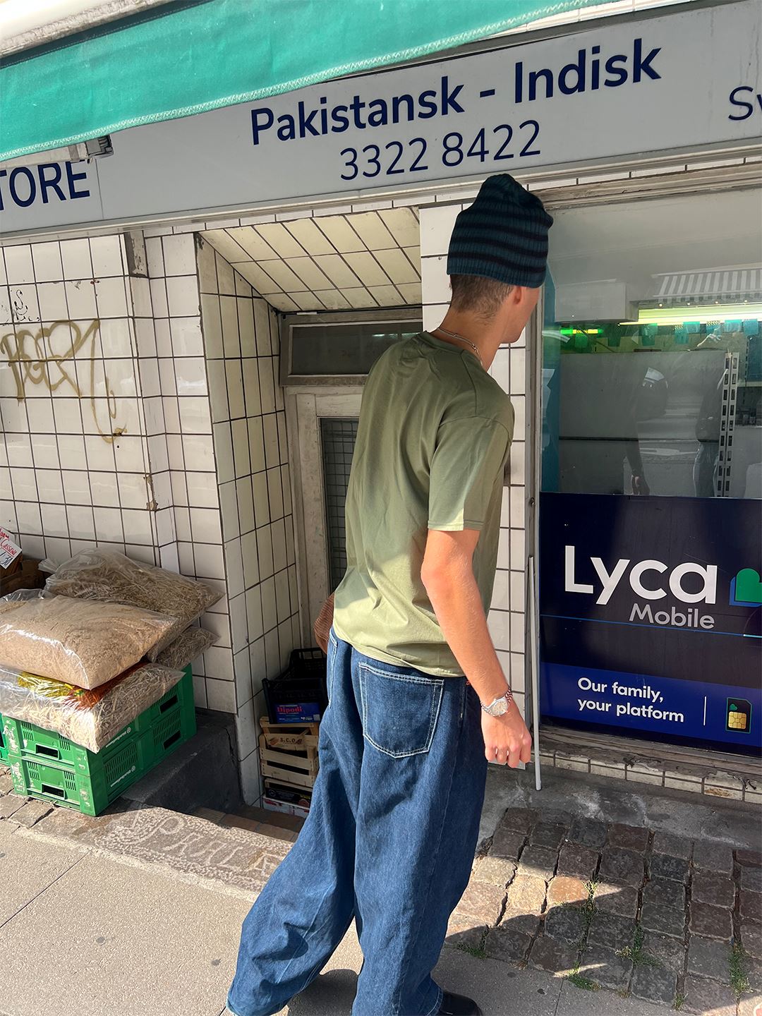 William är 193 cm lång och bär storlek L. | olivgrön