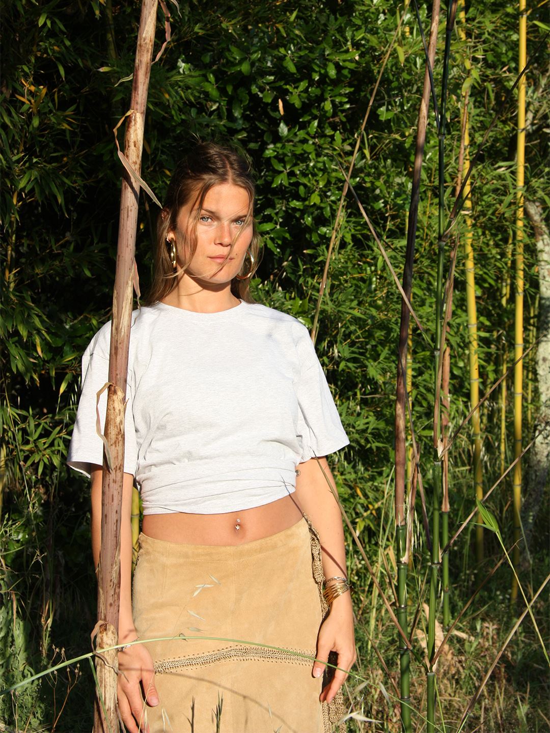 Isabella är 172 cm lång och bär storlek M. | grå