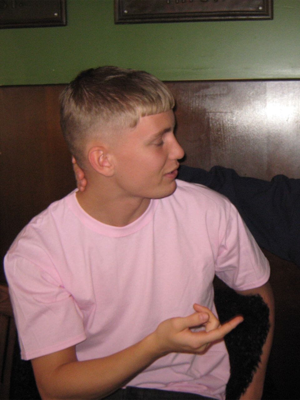 Sigurd är 183 cm lång och bär storlek L. | rosa