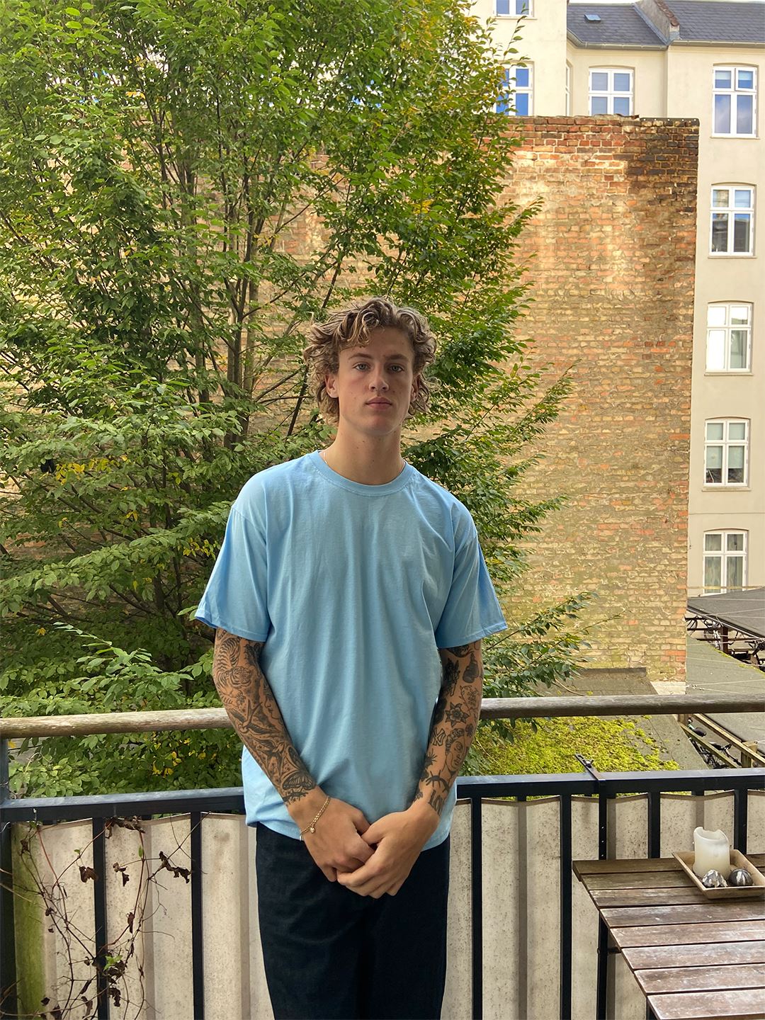 Frederik är 189 cm lång och bär storlek XL. | ljusblå