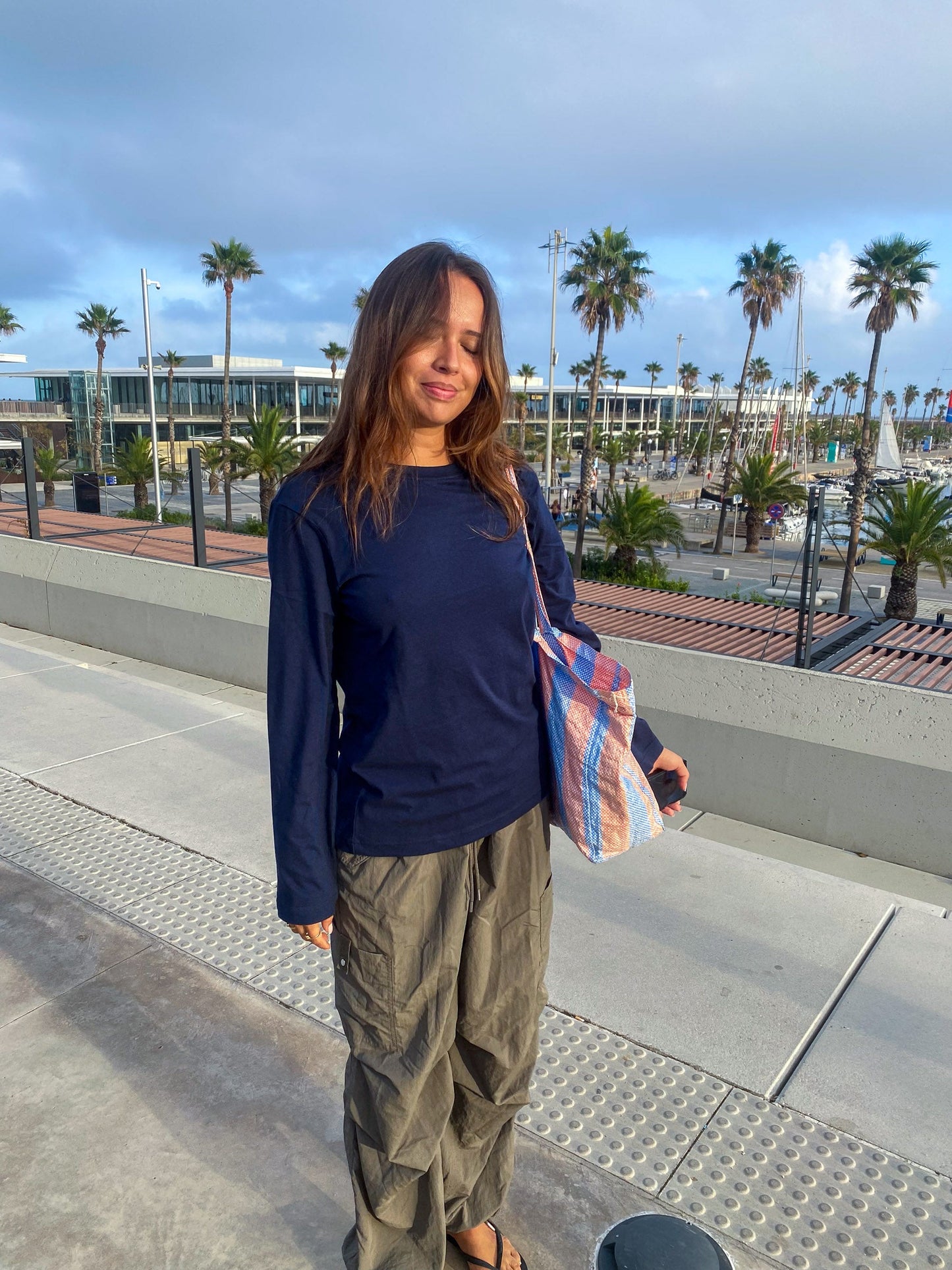 Nadia är 170 cm lång och bär storlek S. | mörkblå