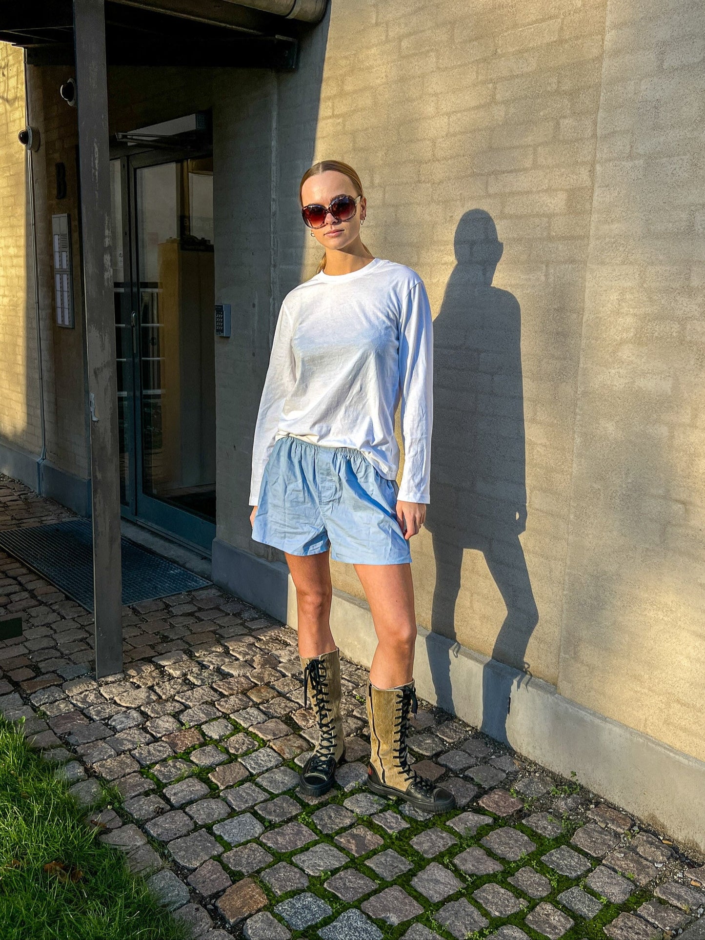 Lea är 178 cm lång och bär storlek M. | vit