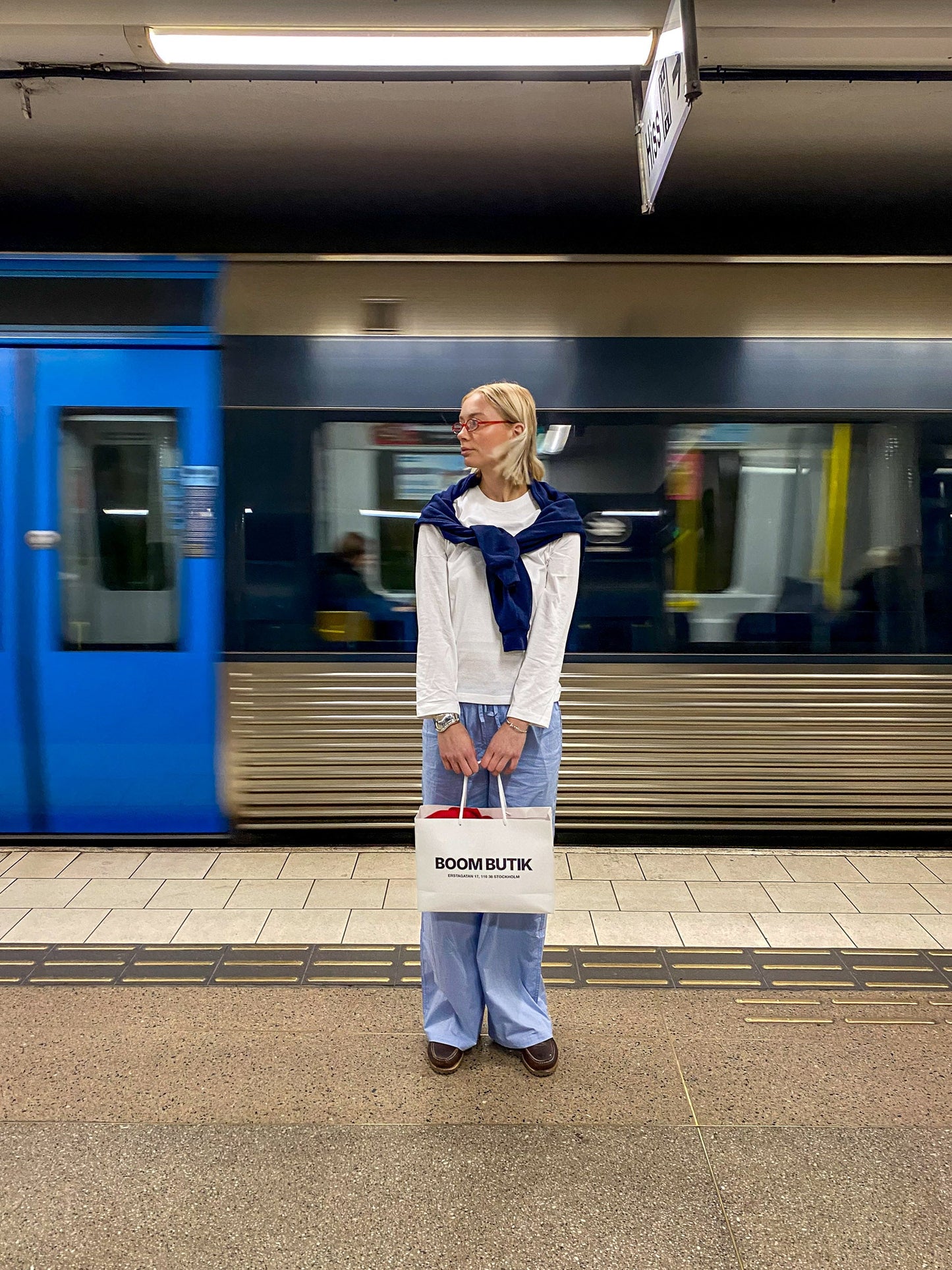 Sofia är 183 cm lång och bär storlek M. | vit