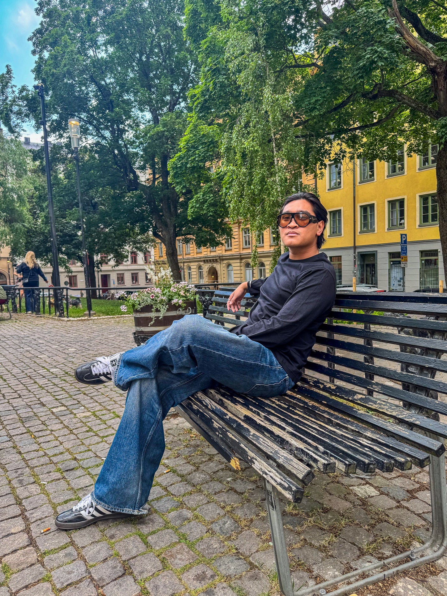 Kem är 180 cm lång och bär storlek L. | svart