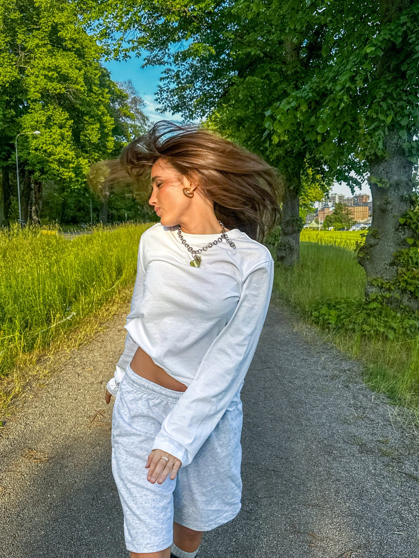 Ulyana är 160 cm lång och bär storlek L. | grå