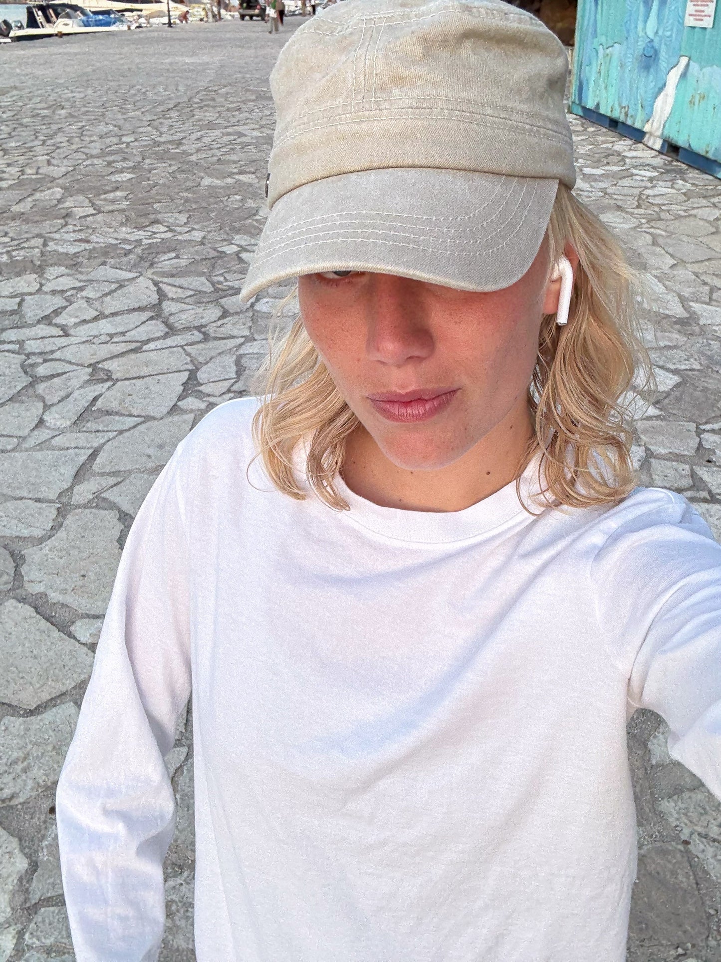 Sofie är 170 cm lång och bär storlek M. | vit