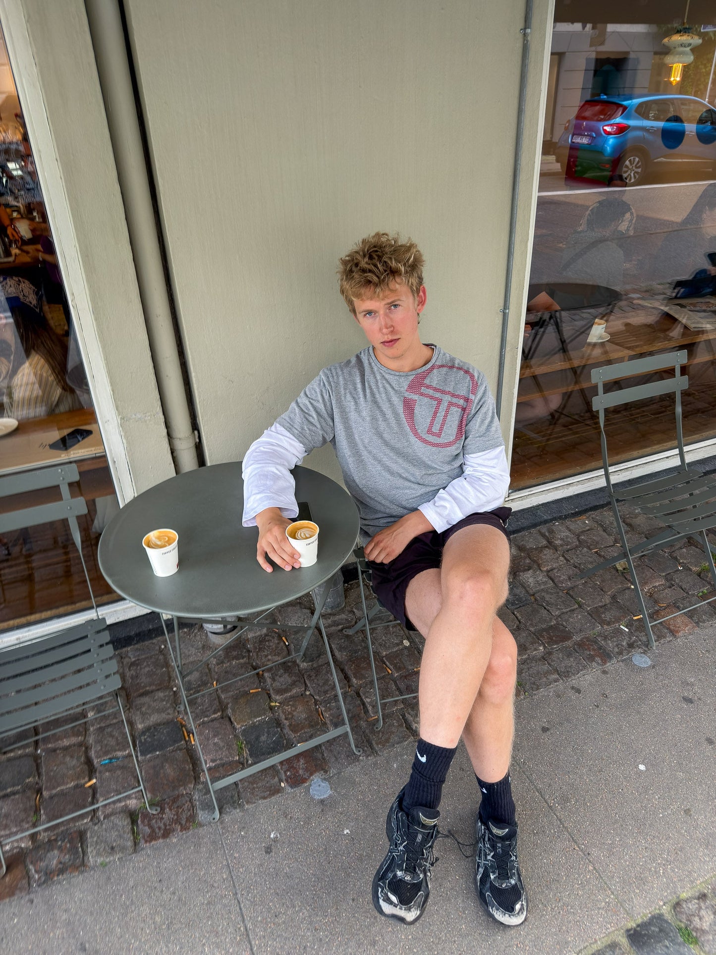 Peter är 188 cm lång och bär storlek L. | vit