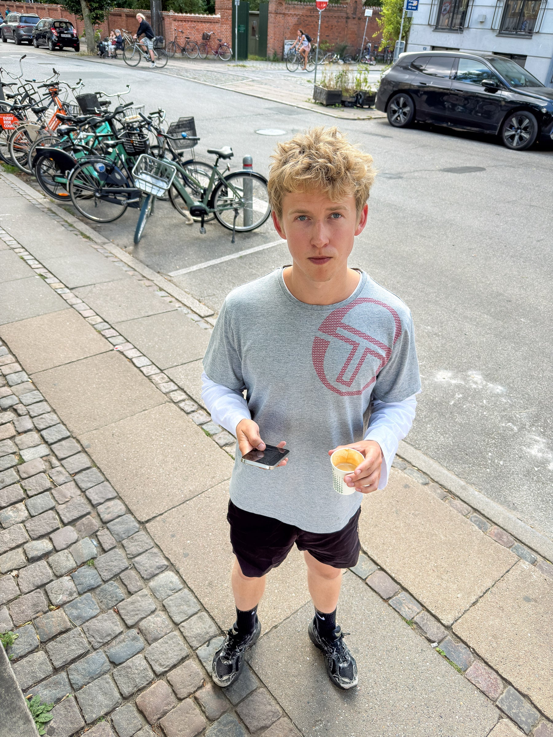 Peter är 188 cm lång och bär storlek L. | vit