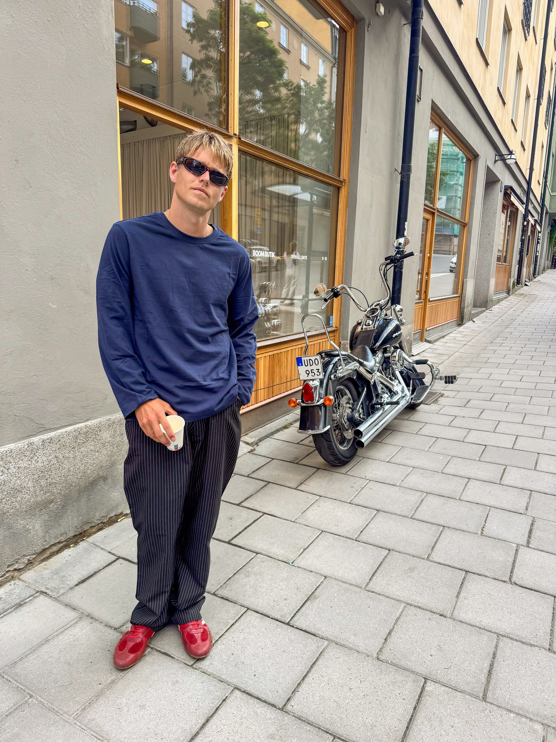 Bernhardt är 177 cm lång och bär storlek L. | mörkblå