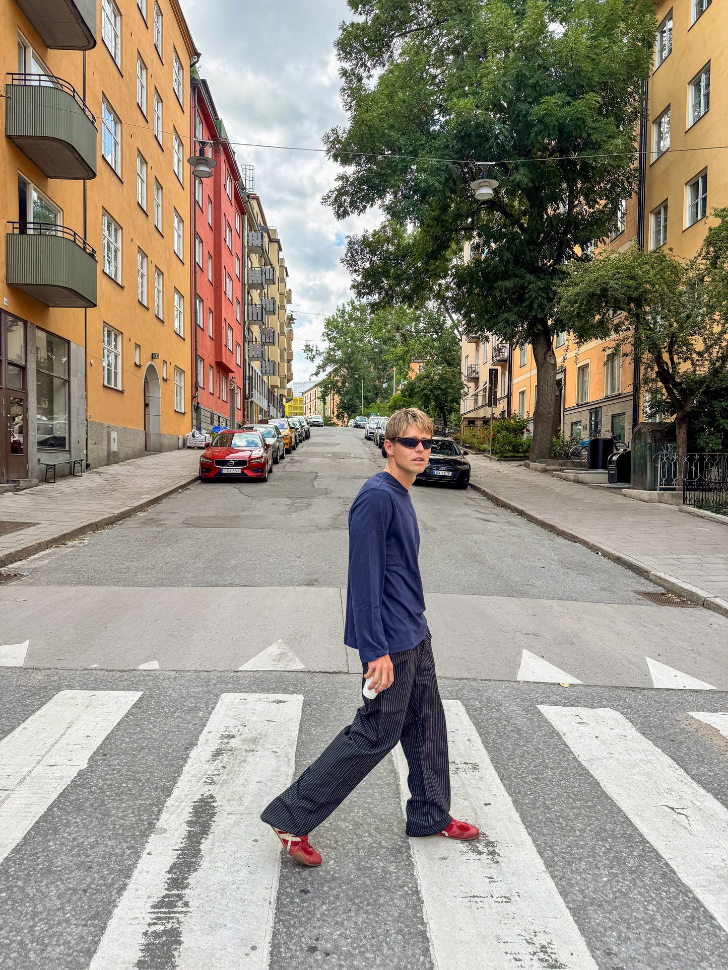 Bernhardt är 177 cm lång och bär storlek L. | mörkblå