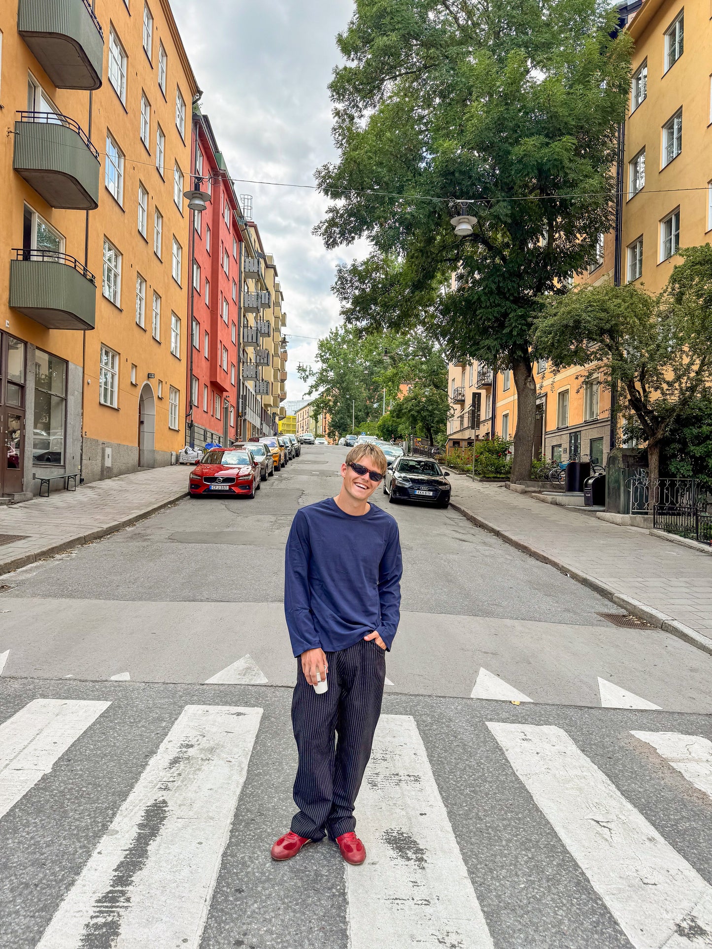 Bernhardt är 177 cm lång och bär storlek L. | mörkblå