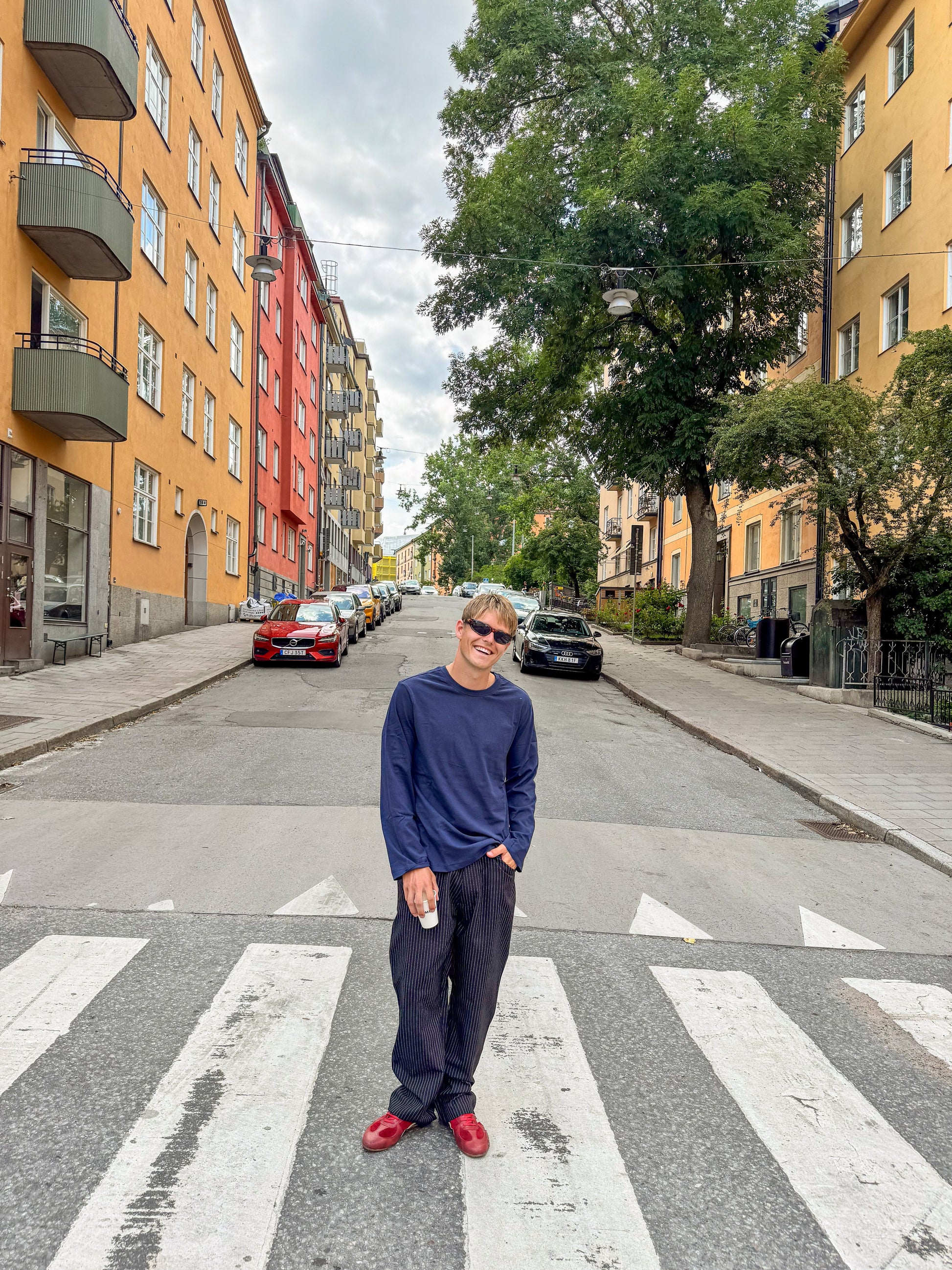 Bernhardt är 177 cm lång och bär storlek L. | mörkblå