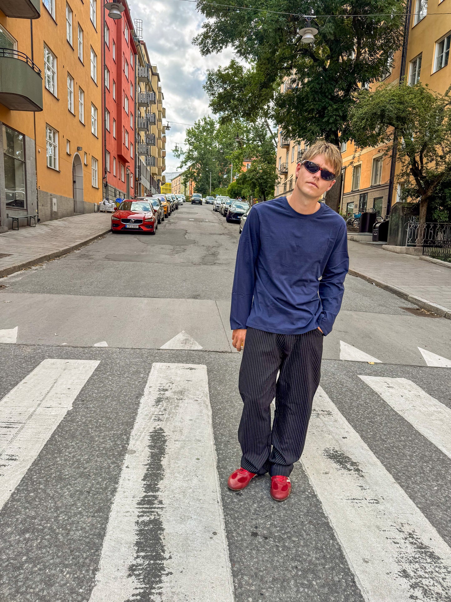 Bernhardt är 177 cm lång och bär storlek L. | mörkblå