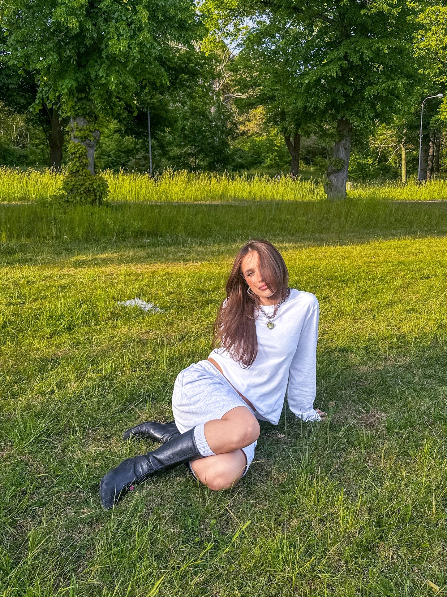 Ulyana är 160 cm lång och bär storlek S. | vit